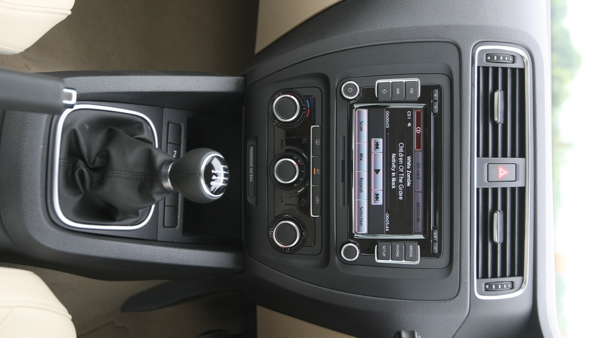 Volkswagen-Jetta-2011-2-0-Trendline-M-Interior