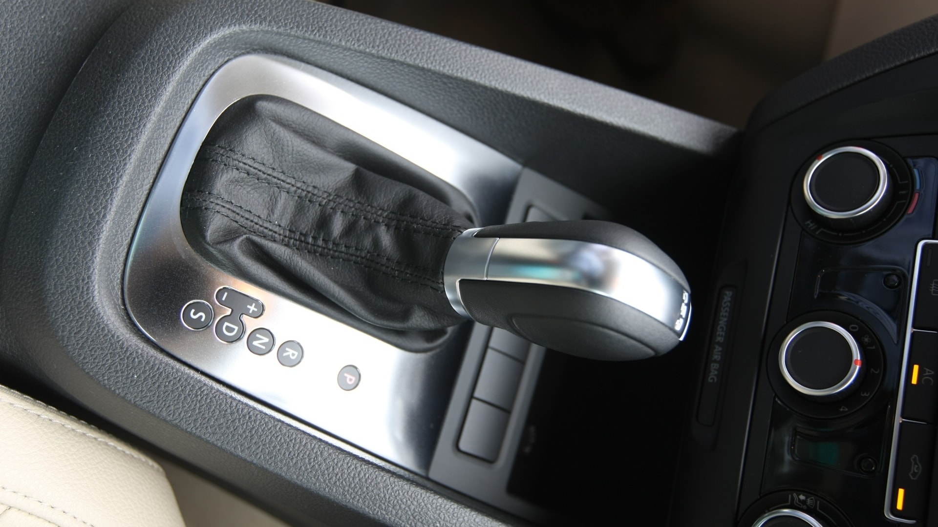 Volkswagen-Jetta-2011-2-0-Trendline-M-Interior