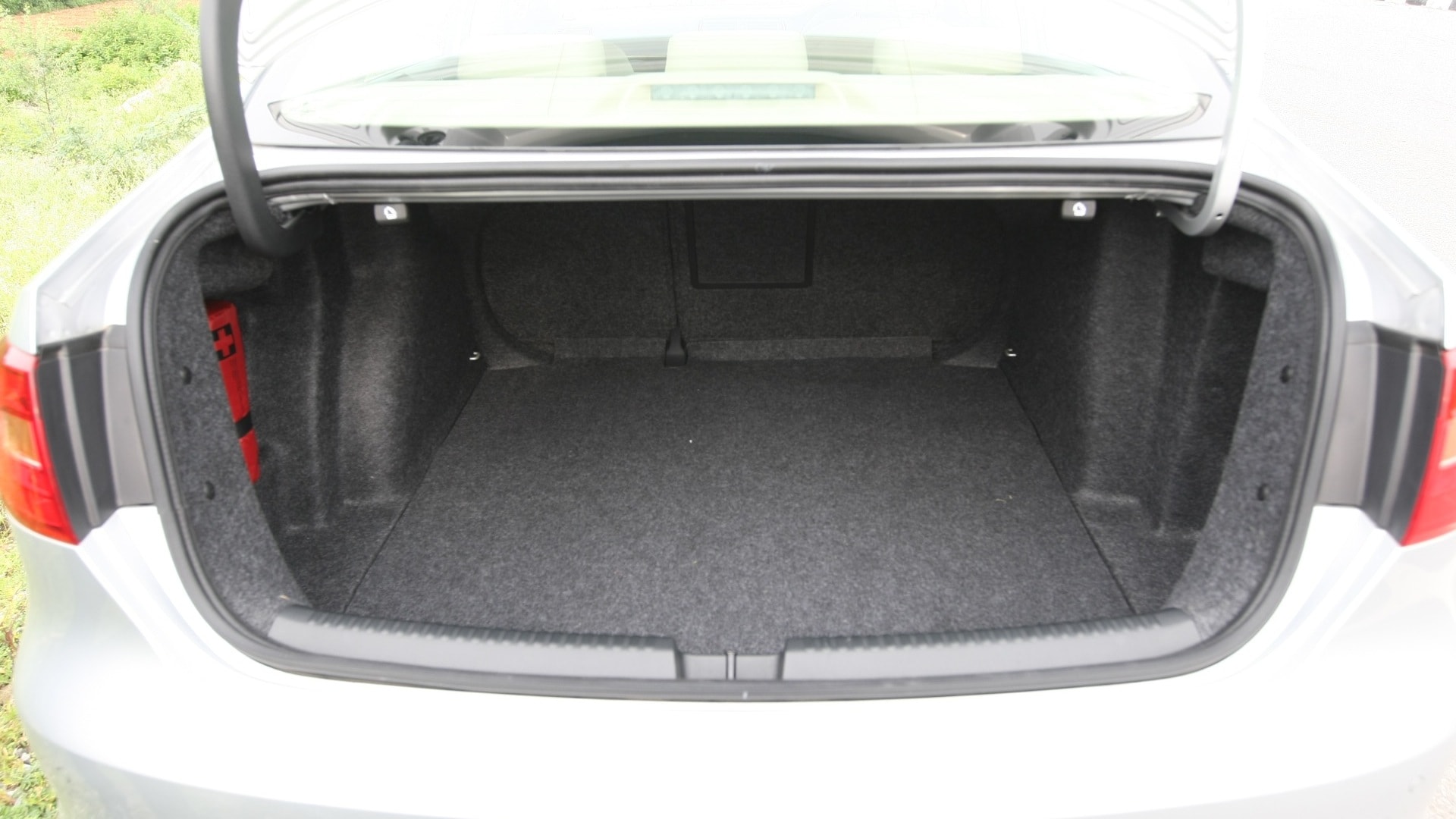 Volkswagen-Jetta-2011-2-0-Trendline-M-Exterior