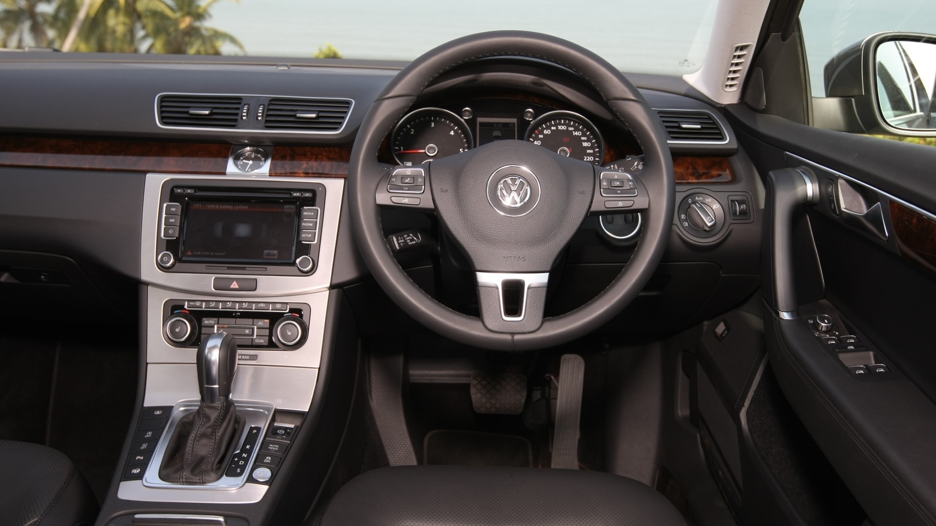 Volkswagen-Passat-2013-Trendline-MT-Interior