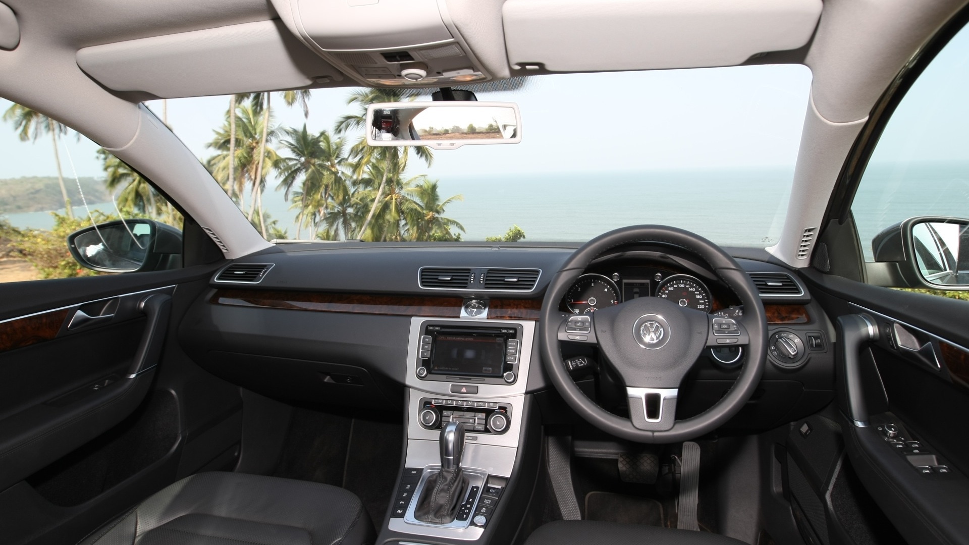 Volkswagen-Passat-2013-Trendline-MT-Interior