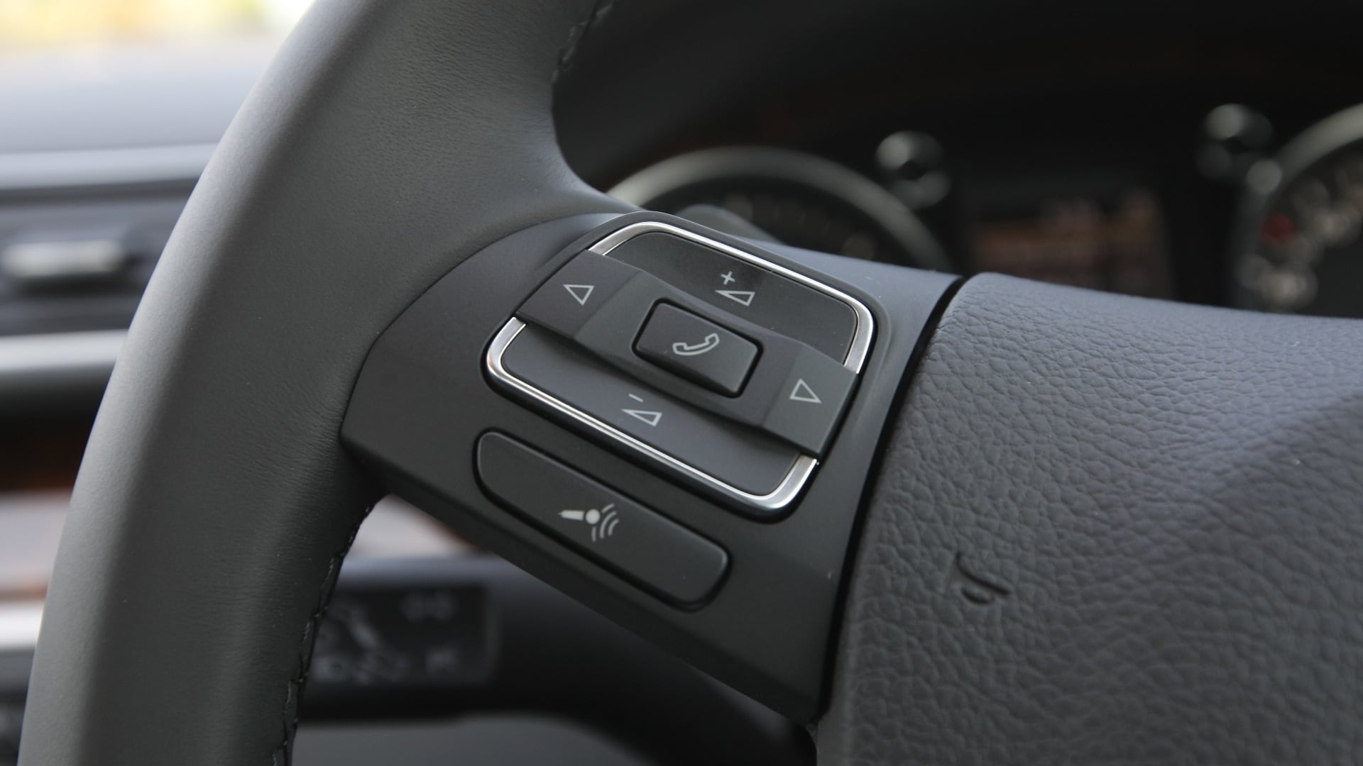 Volkswagen-Passat-2013-Trendline-MT-Interior