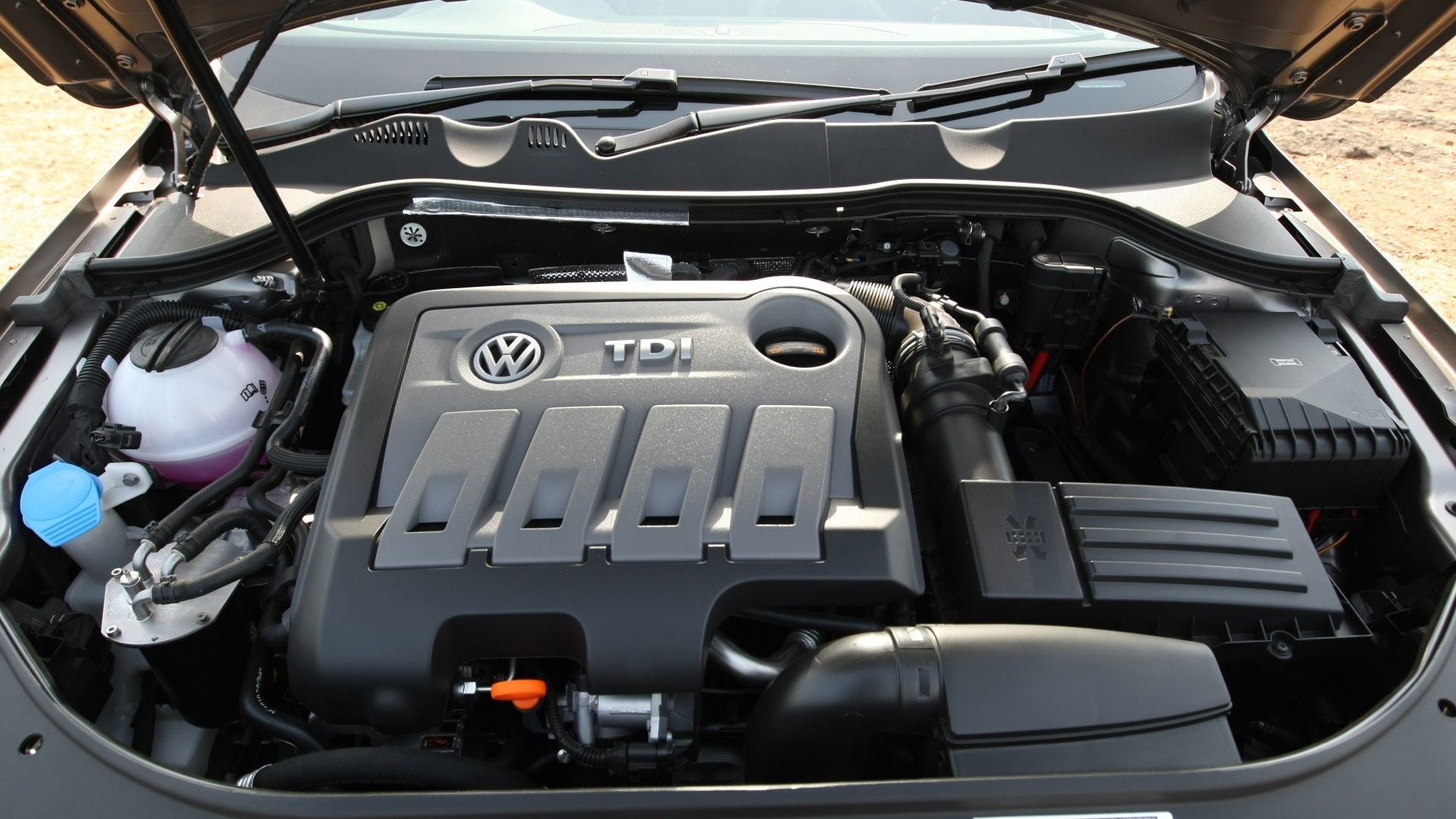 Volkswagen-Passat-2013-Trendline-MT-Interior