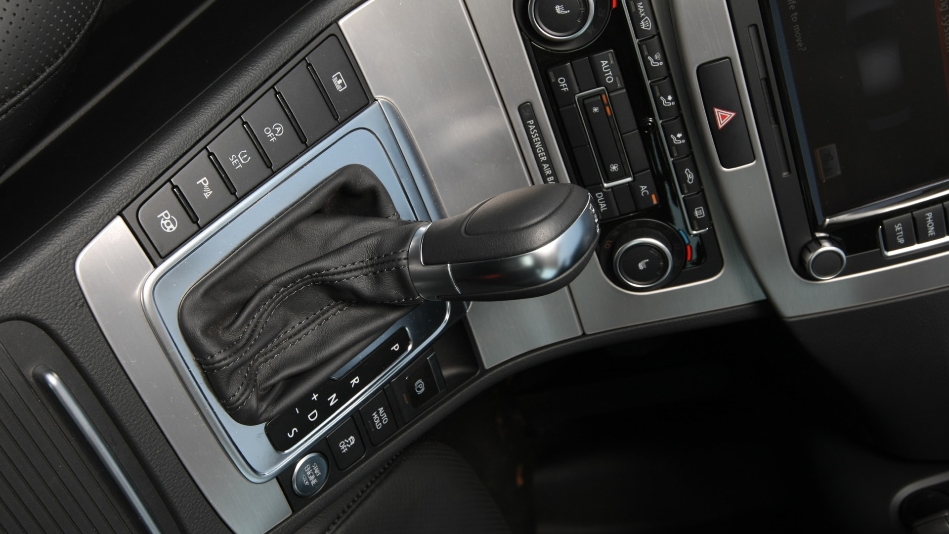 Volkswagen-Passat-2013-Trendline-MT-Interior