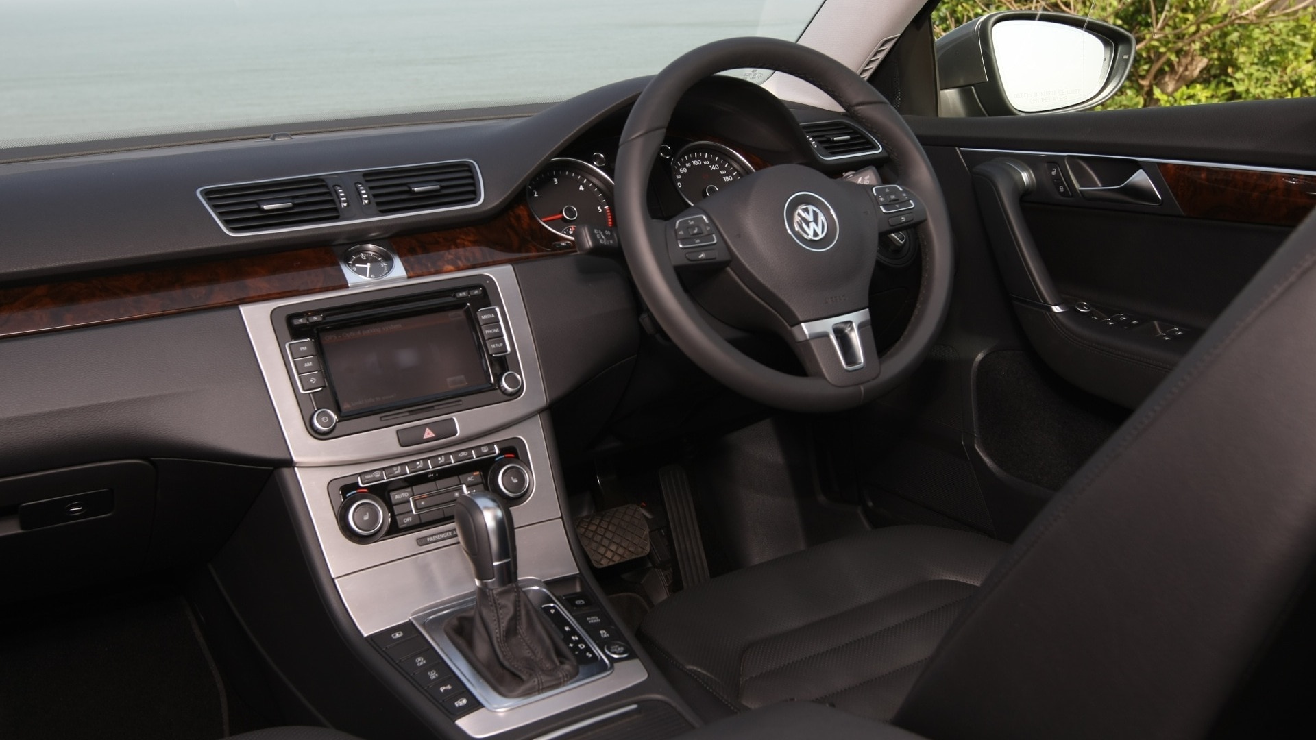 Volkswagen-Passat-2013-Trendline-MT-Interior