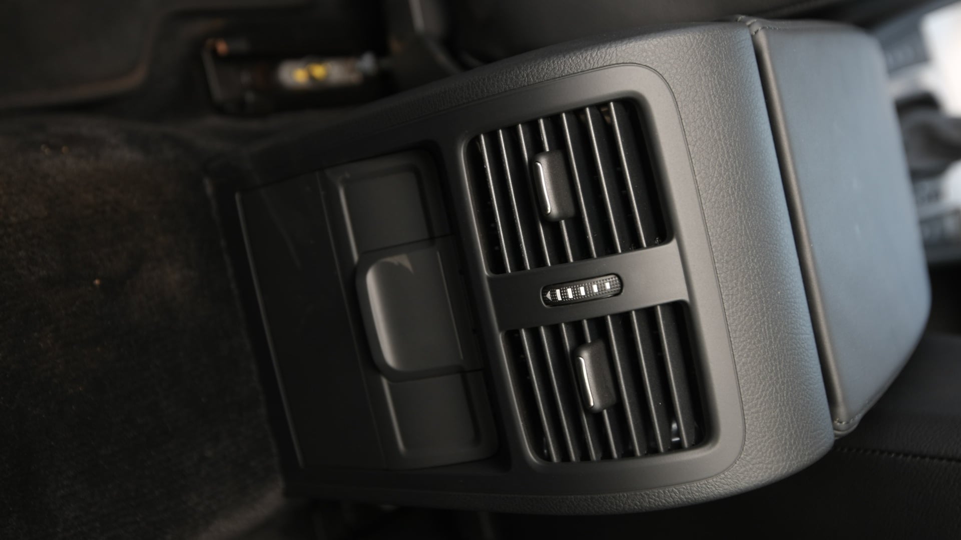 Volkswagen-Passat-2013-Trendline-MT-Interior