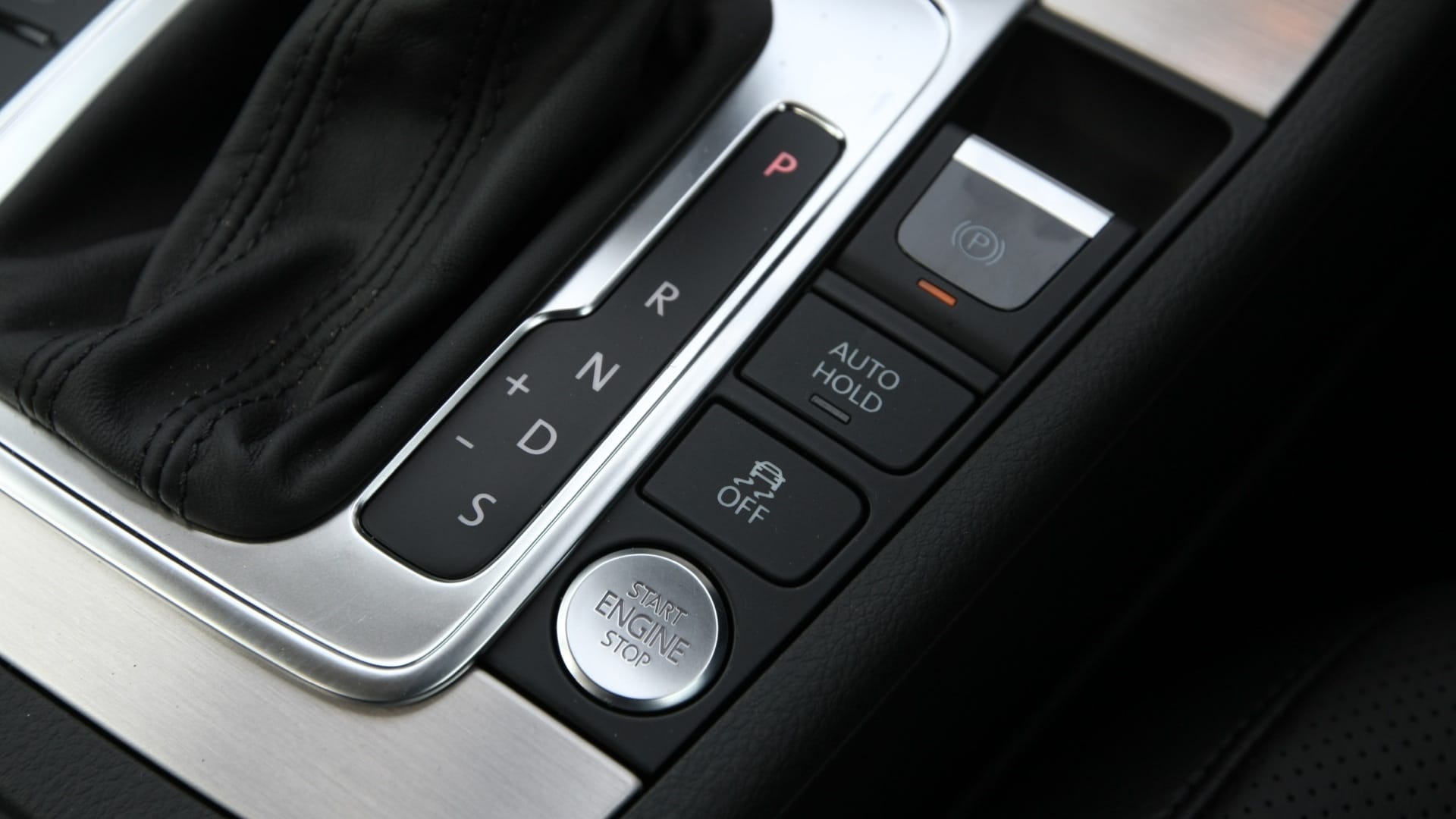 Volkswagen-Passat-2013-Trendline-MT-Interior