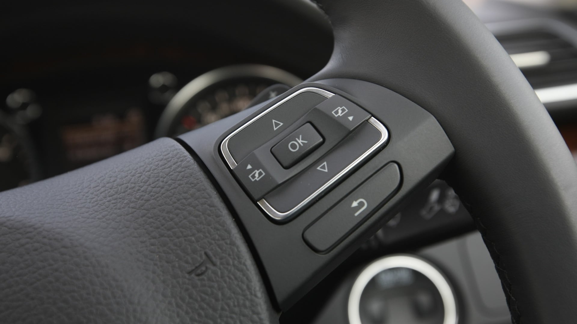 Volkswagen-Passat-2013-Trendline-MT-Interior