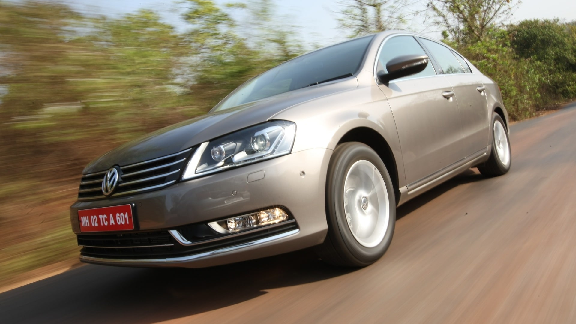Volkswagen-Passat-2013-Trendline-MT-Exterior