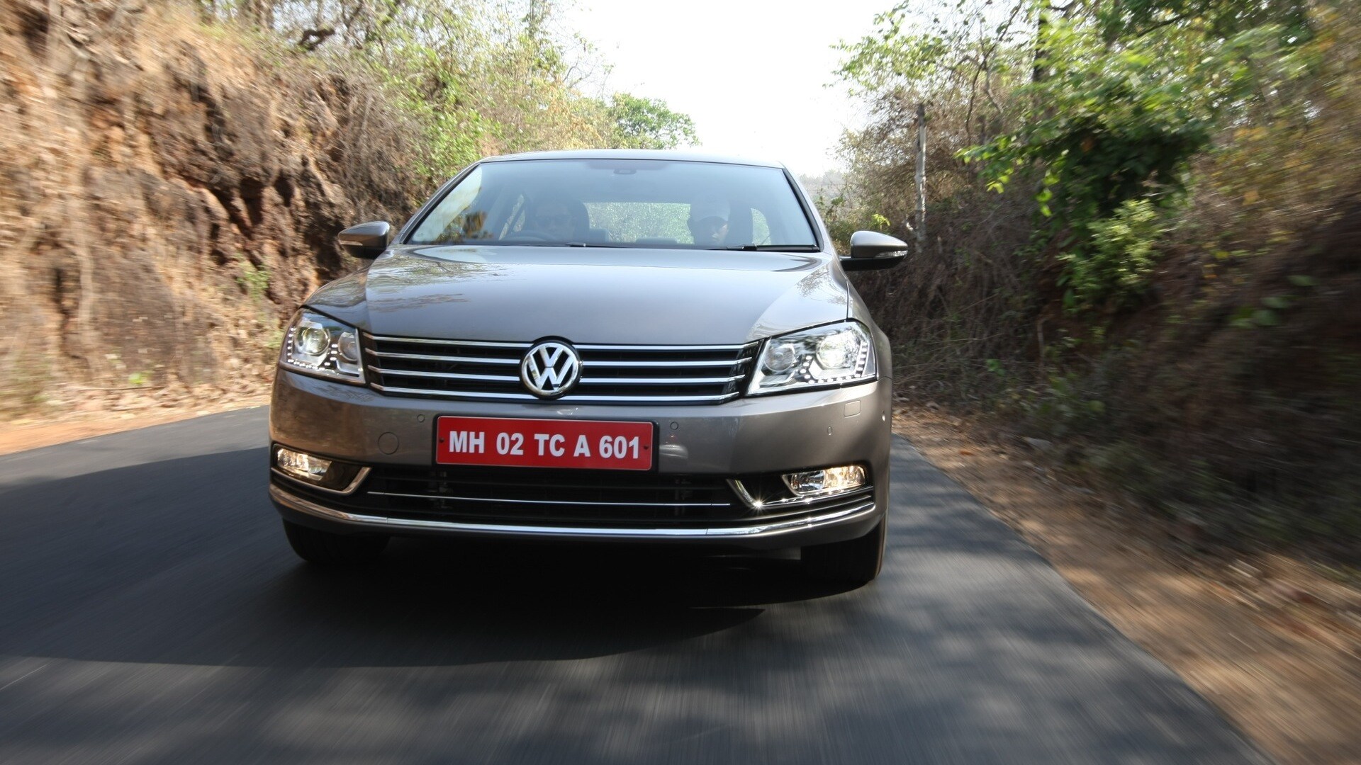 Volkswagen-Passat-2013-Trendline-MT-Exterior
