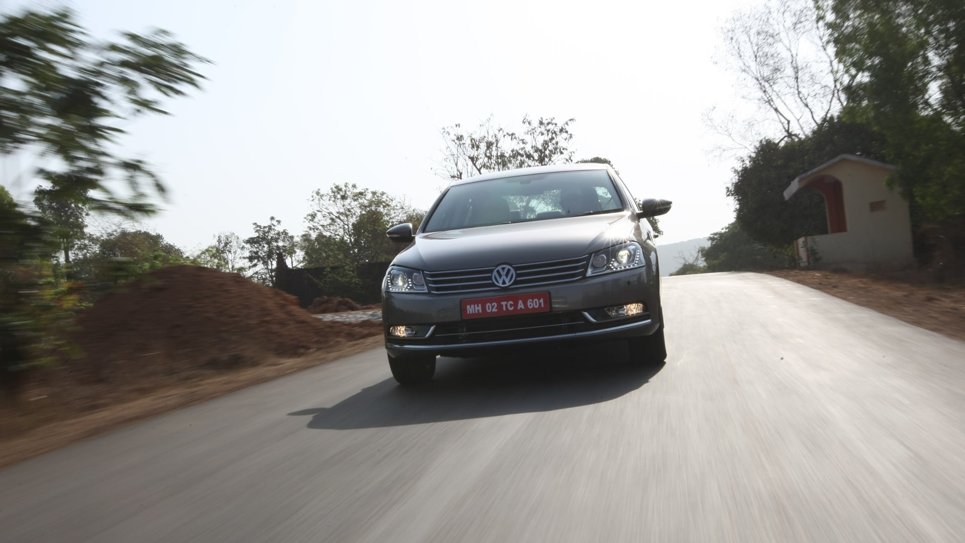 Volkswagen-Passat-2013-Trendline-MT-Exterior