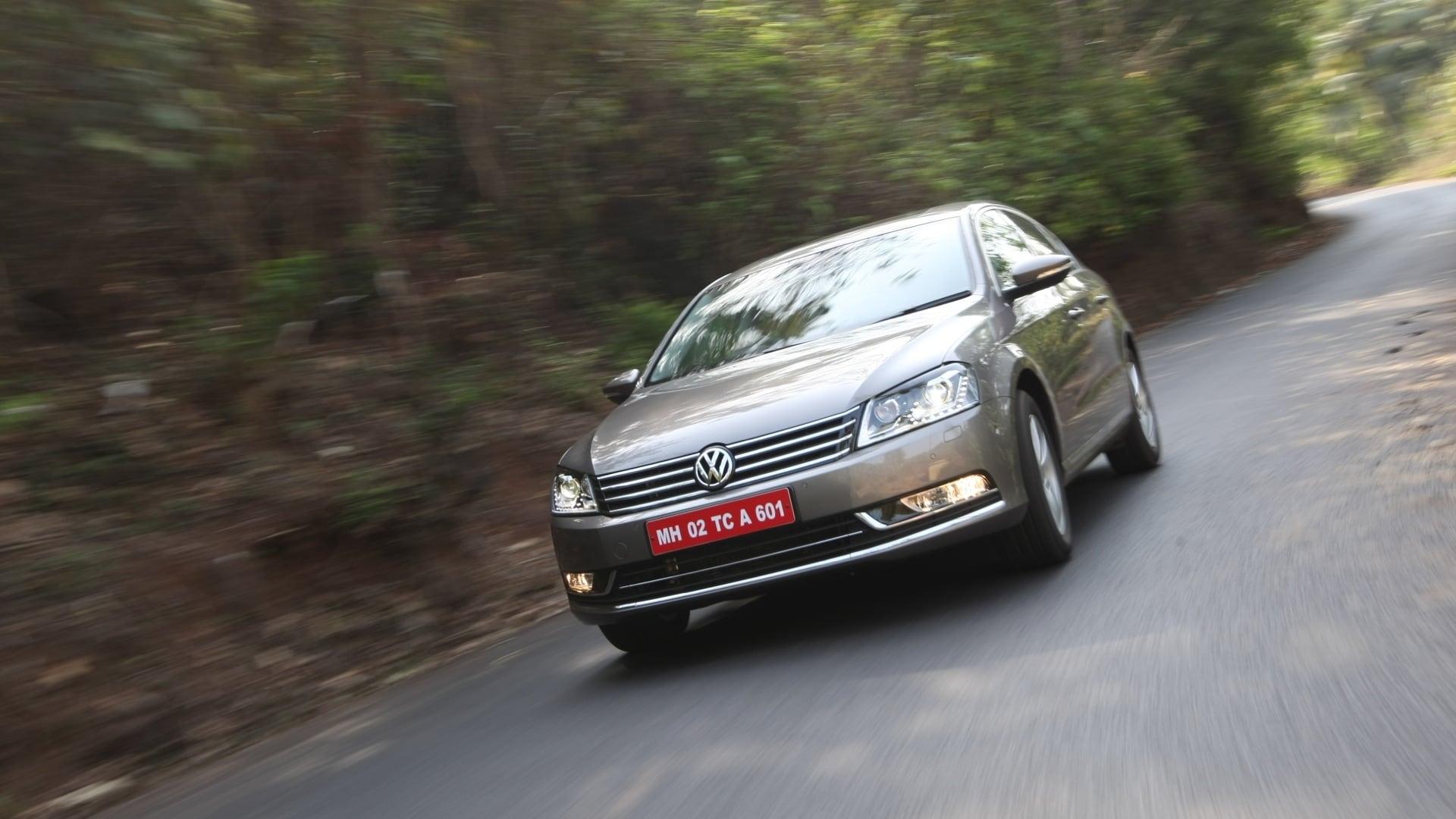 Volkswagen-Passat-2013-Trendline-MT-Exterior