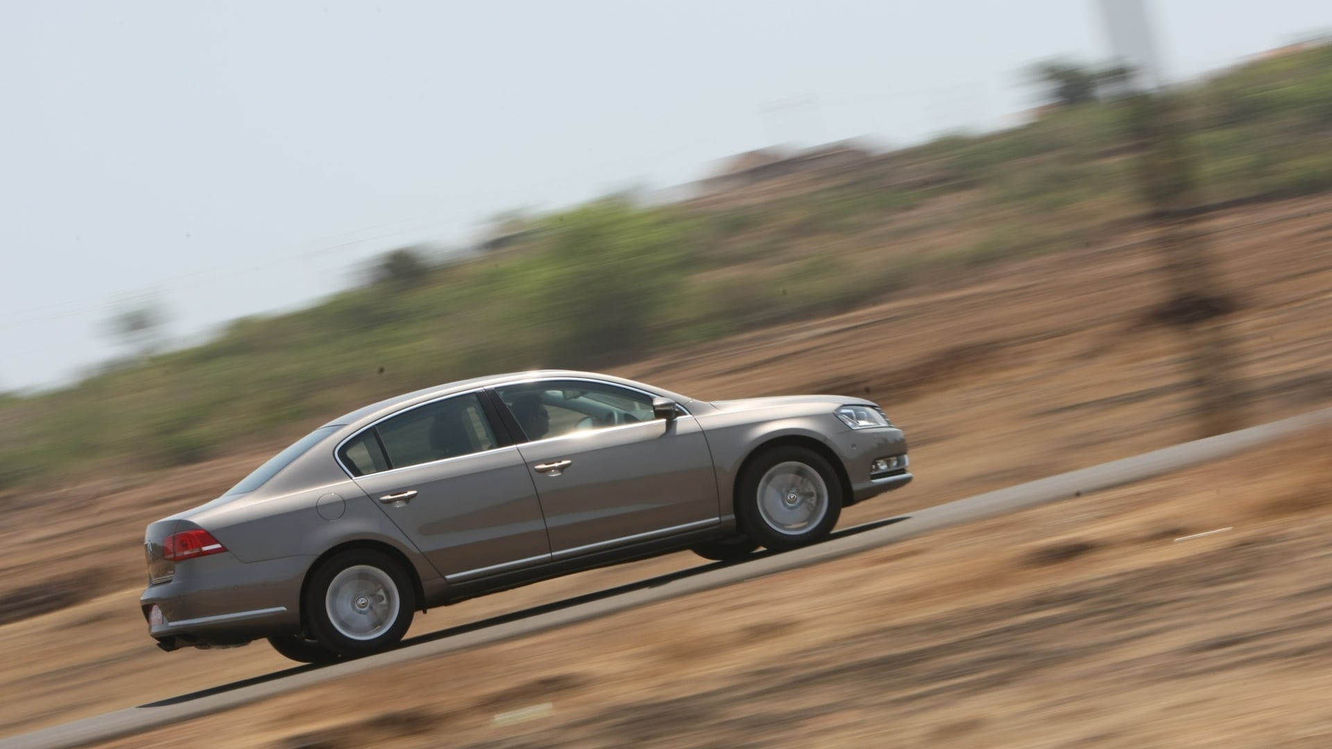 Volkswagen-Passat-2013-Trendline-MT-Exterior