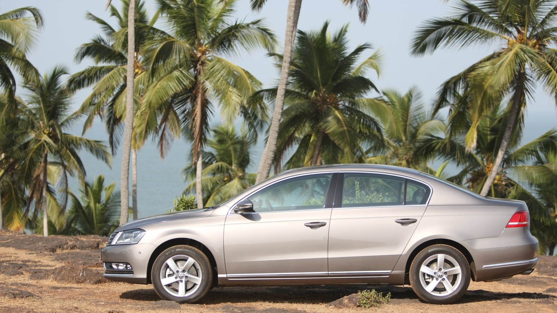 Volkswagen-Passat-2013-Trendline-MT-Exterior