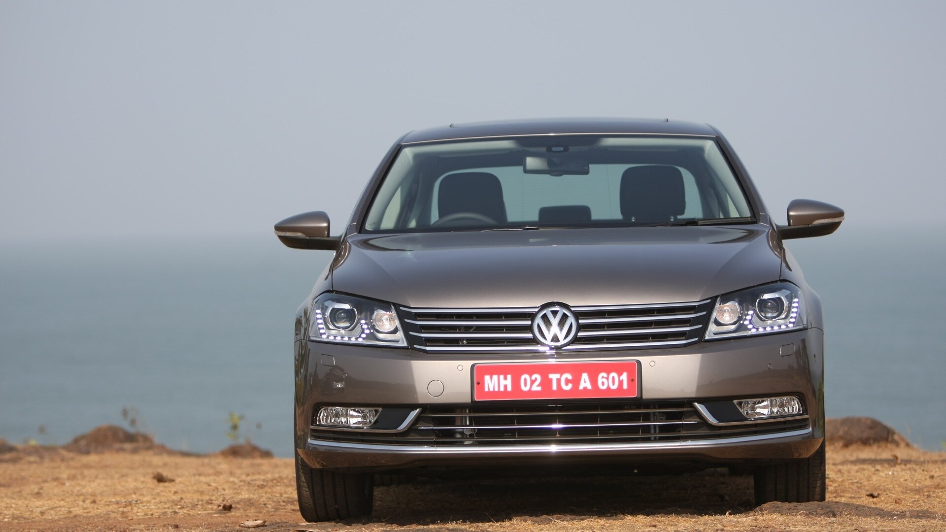 Volkswagen-Passat-2013-Trendline-MT-Exterior