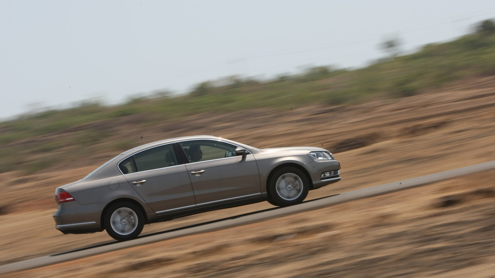 Volkswagen-Passat-2013-Trendline-MT-Exterior