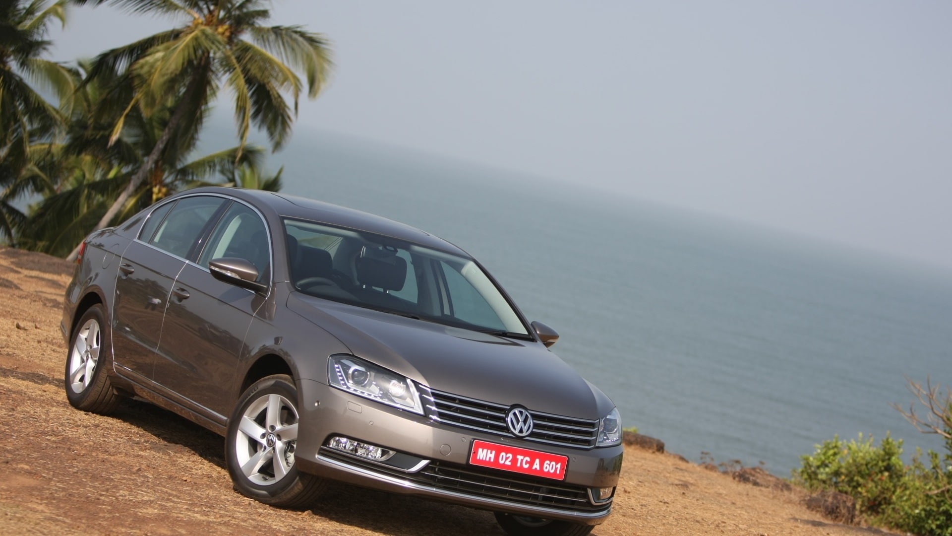 Volkswagen-Passat-2013-Trendline-MT-Exterior