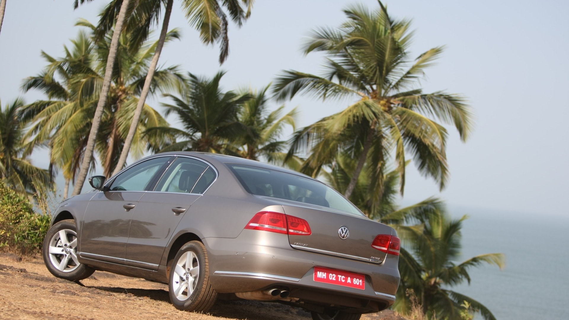 Volkswagen-Passat-2013-Trendline-MT-Exterior