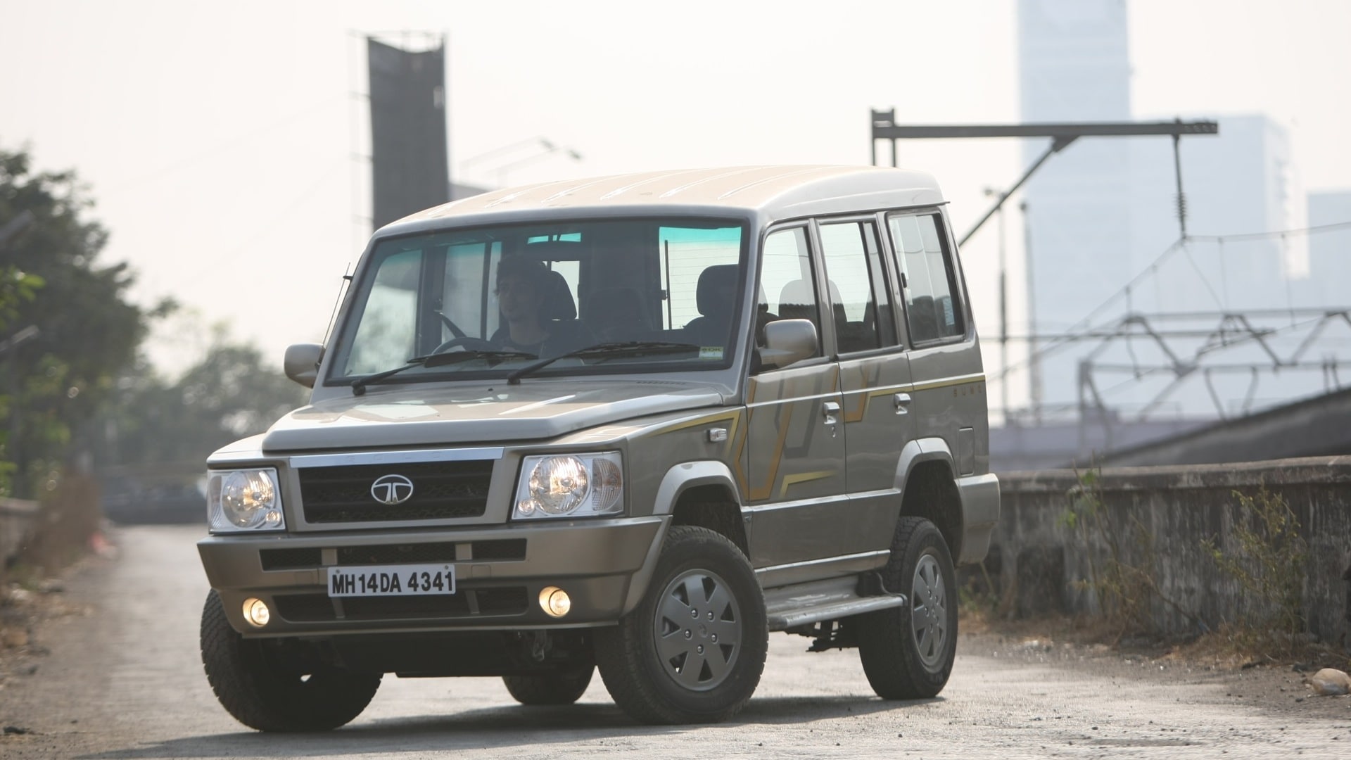 Tata-Sumo-Gold-2012-GX-Compare