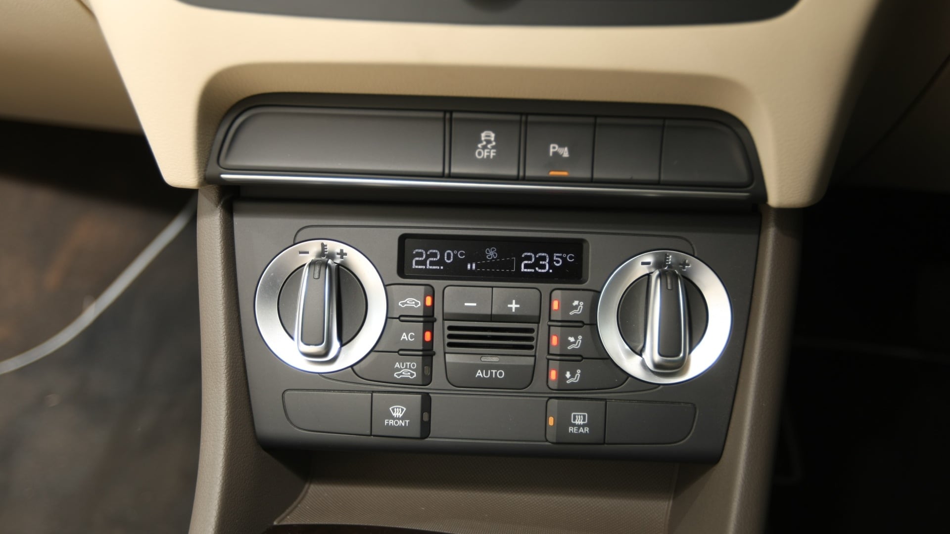 Audi-Q3-2012-2-0-TFSI-Quattro-Interior