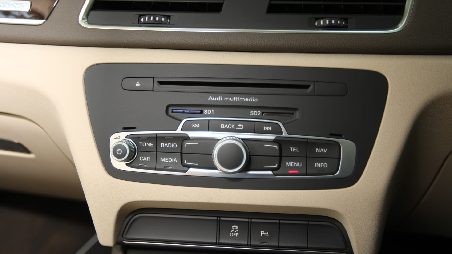 Audi-Q3-2012-2-0-TFSI-Quattro-Interior