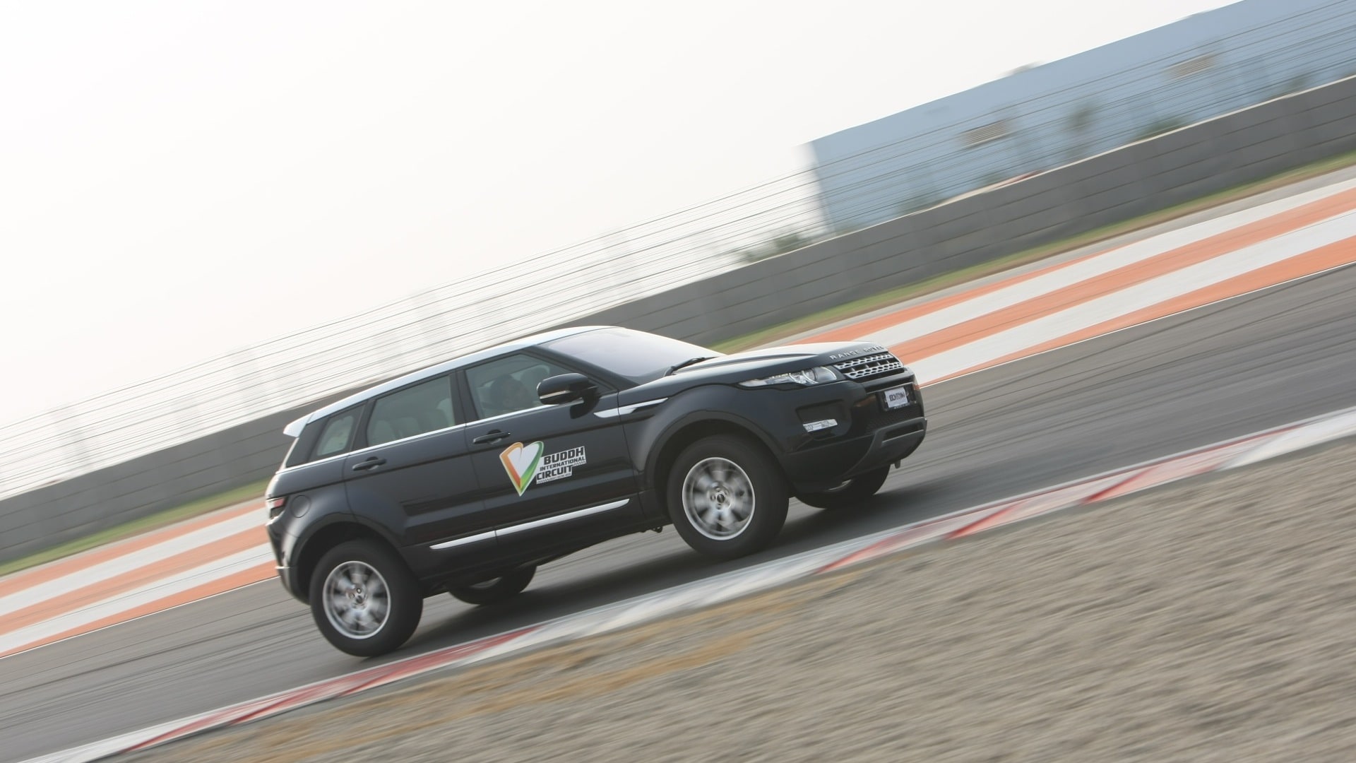 Land-Rover-Evoque-2013-Pure-SD4-Exterior