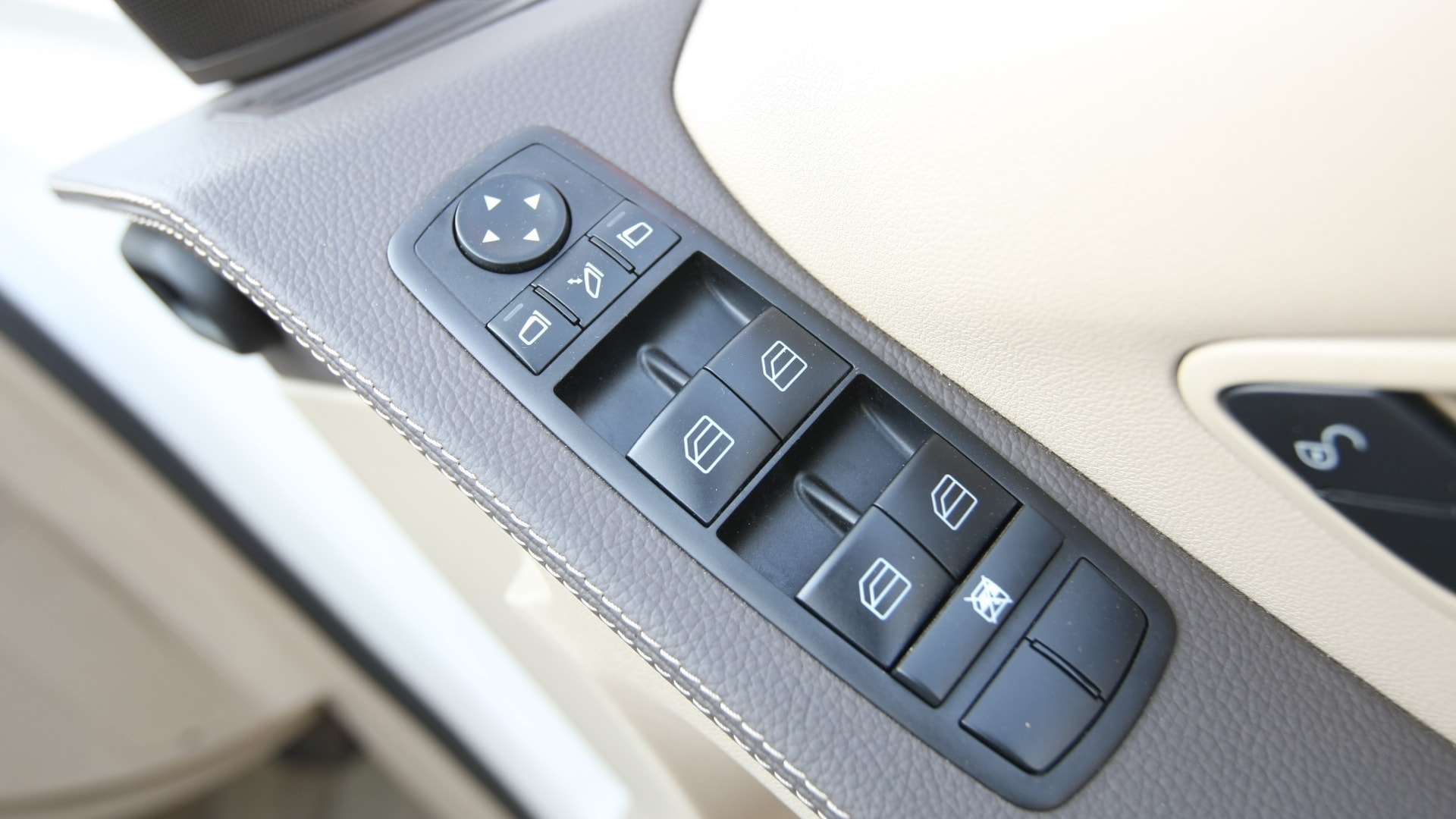 mercedesbenz-rclass-2013-R-350-4MATIC-long-interior