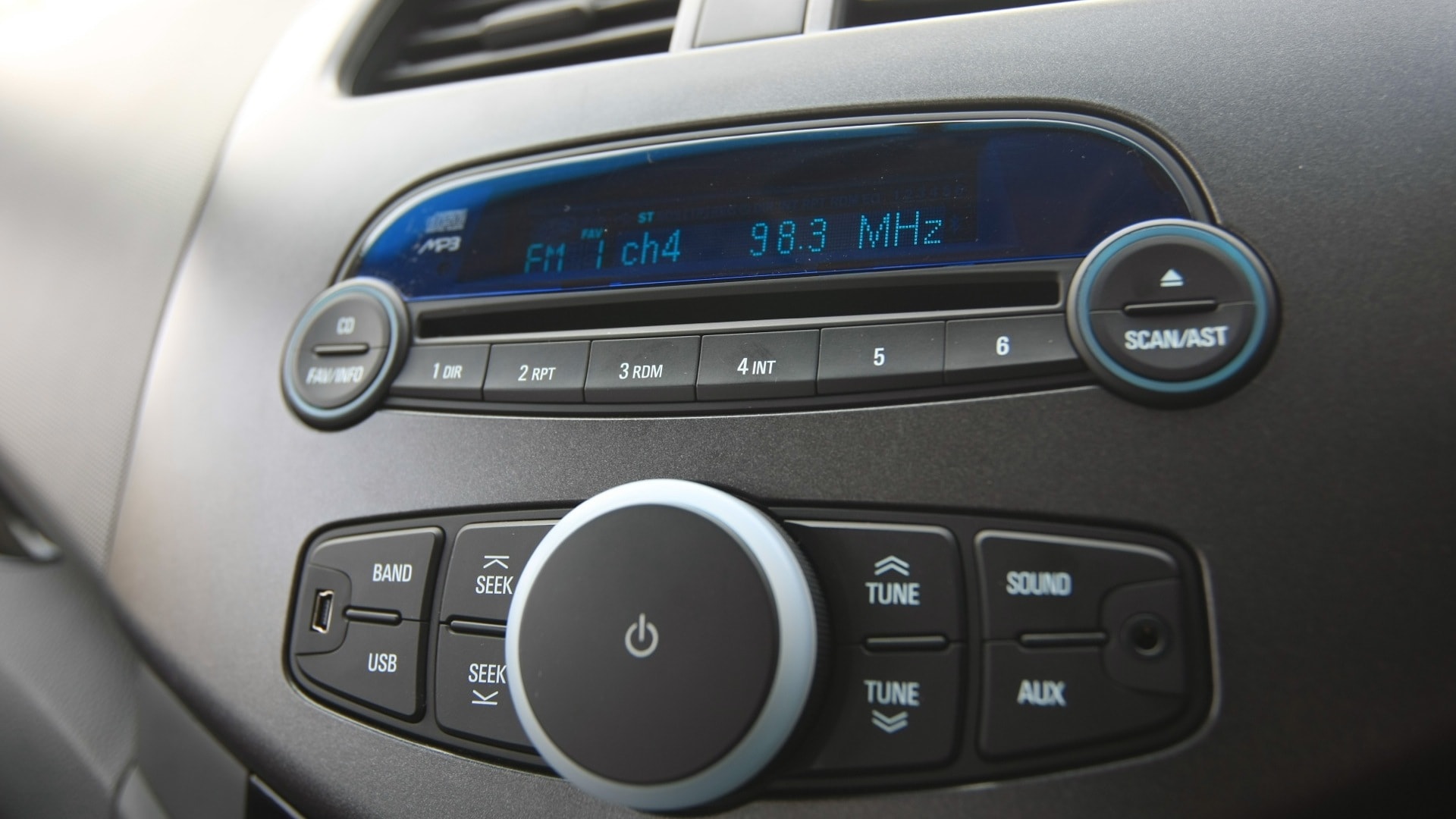 Chevrolet-Beat-2012-1-2-PS-Interior