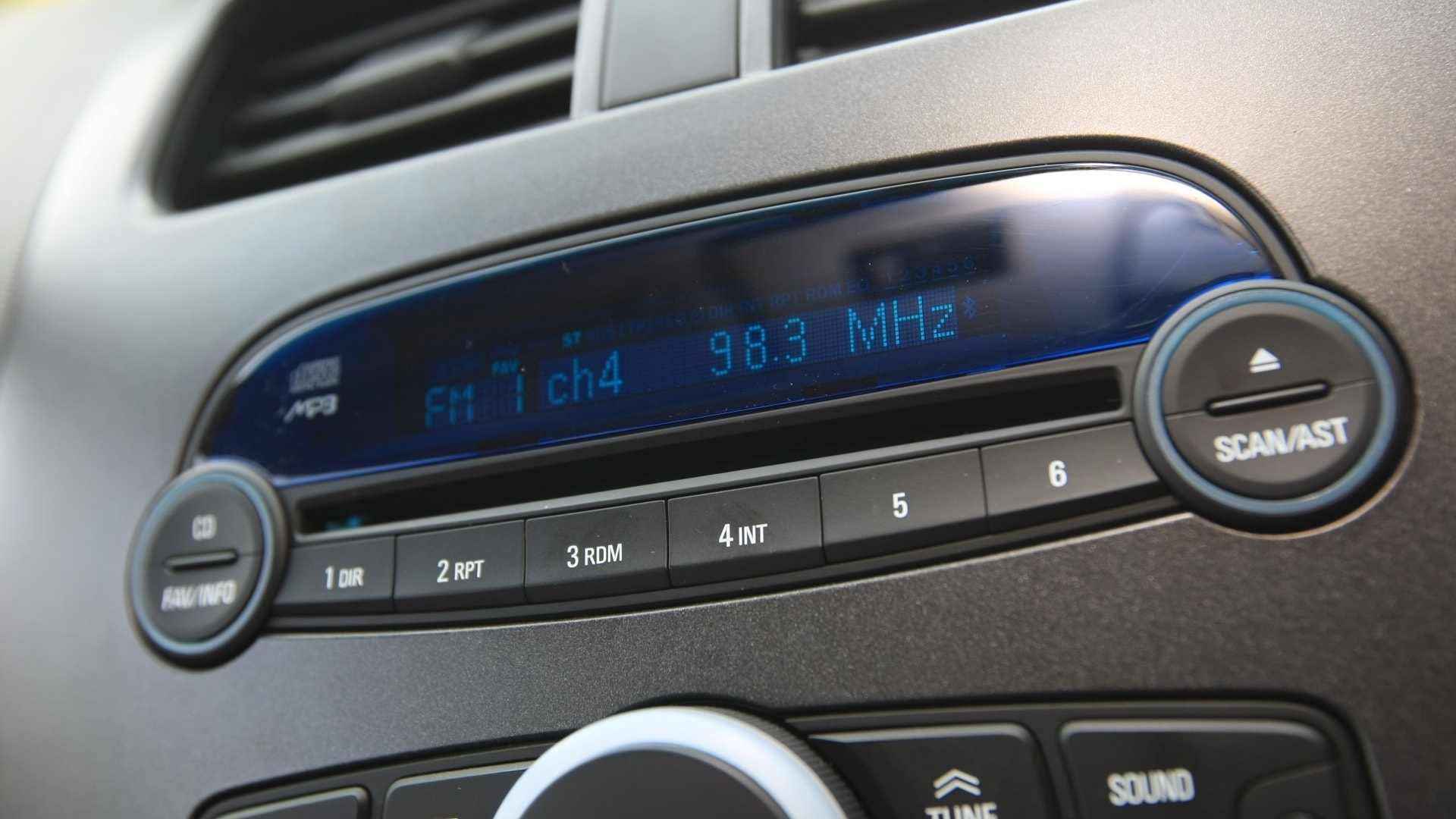 Chevrolet-Beat-2012-1-2-PS-Interior