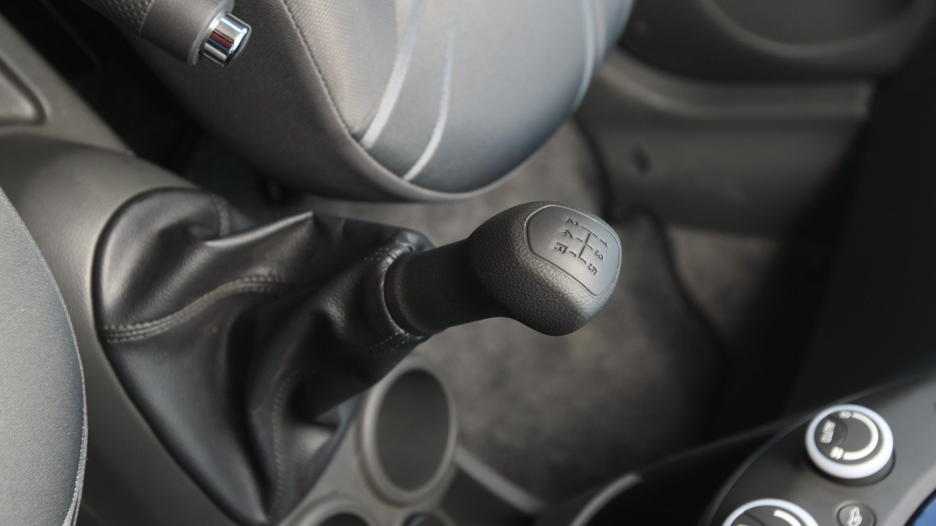 Chevrolet-Beat-2012-1-2-PS-Interior