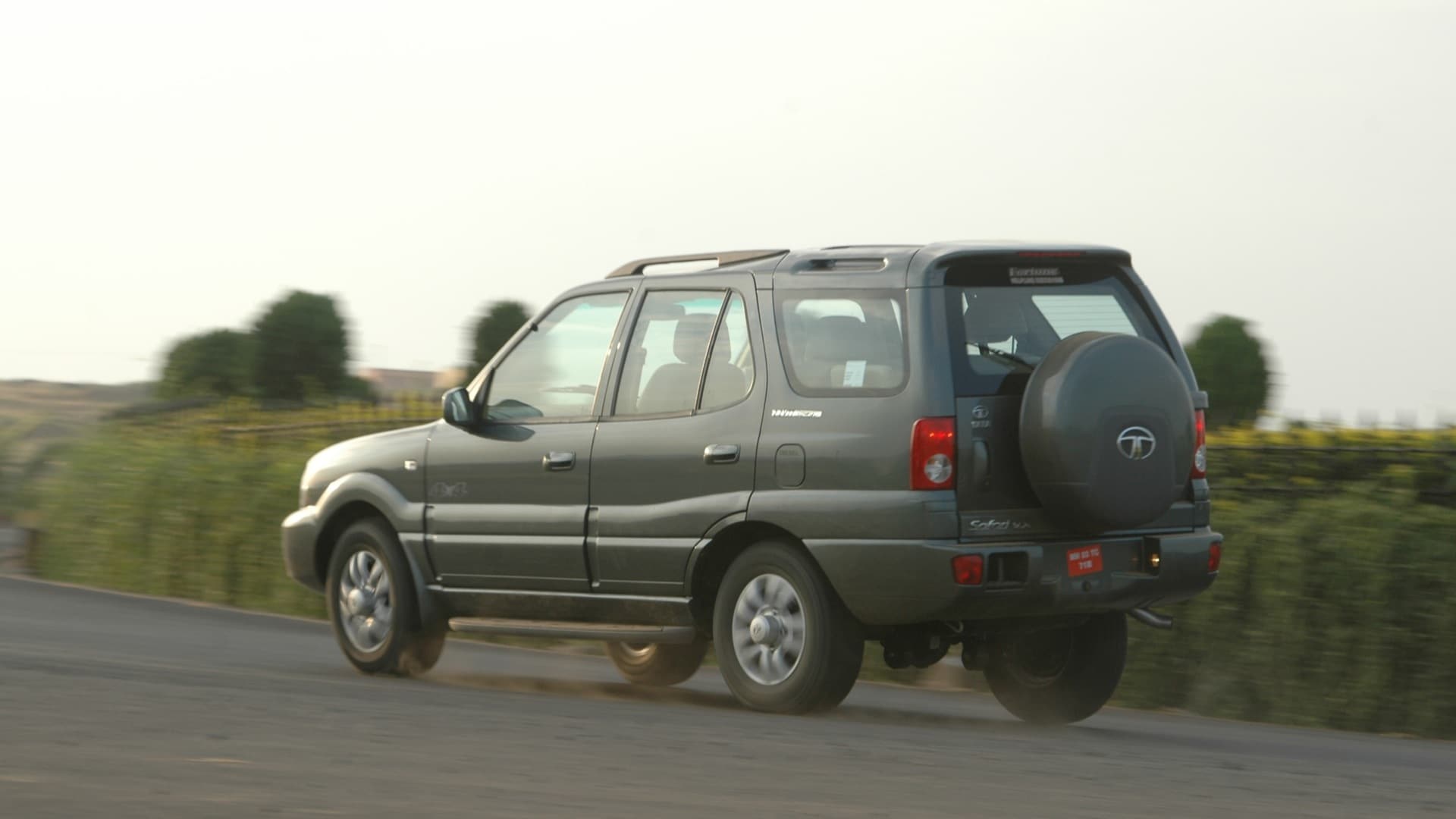 Tata-Safari-2013-2-2-Dicor-LX-2WD-Compare