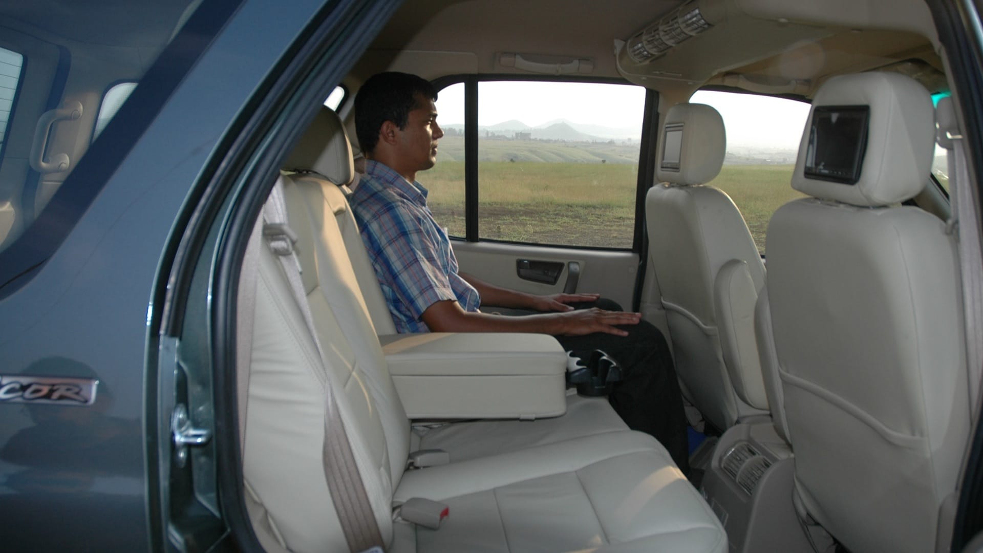 Tata-Safari-2013-2-2-Dicor-LX-2WD-Compare