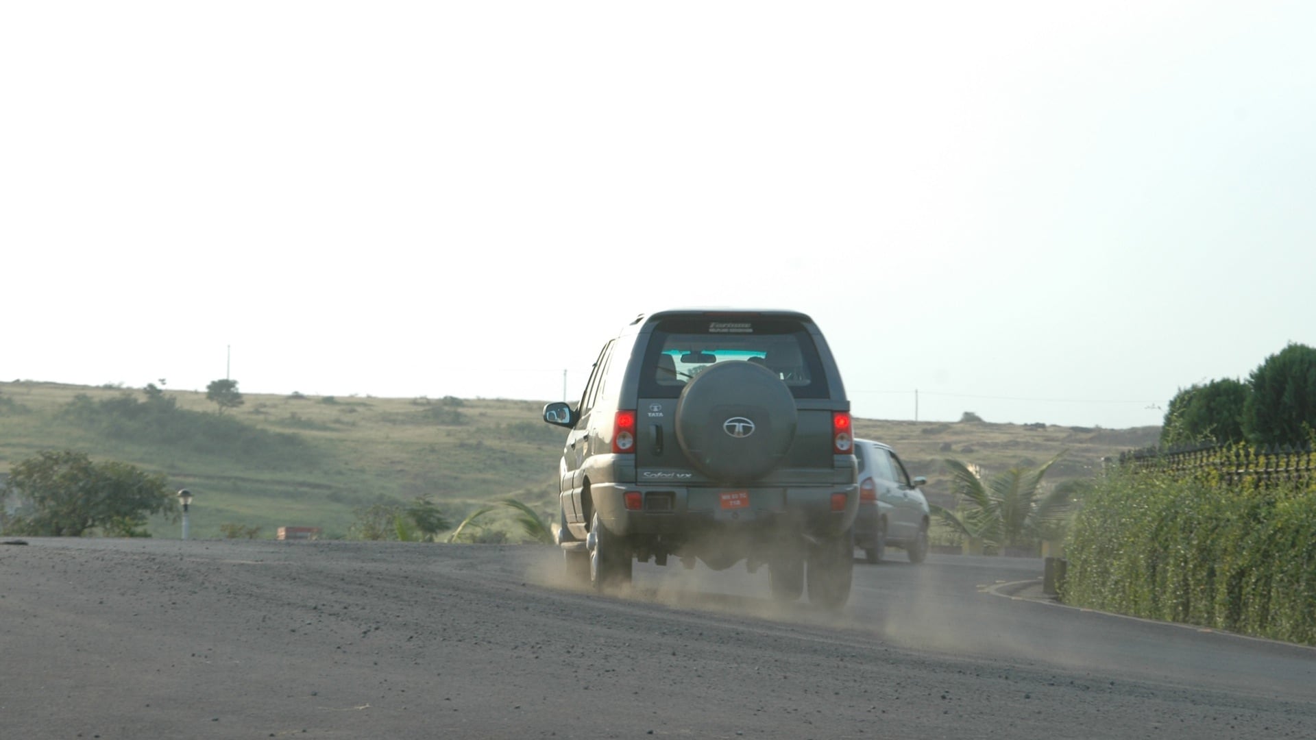 Tata-Safari-2013-2-2-Dicor-LX-2WD-Compare