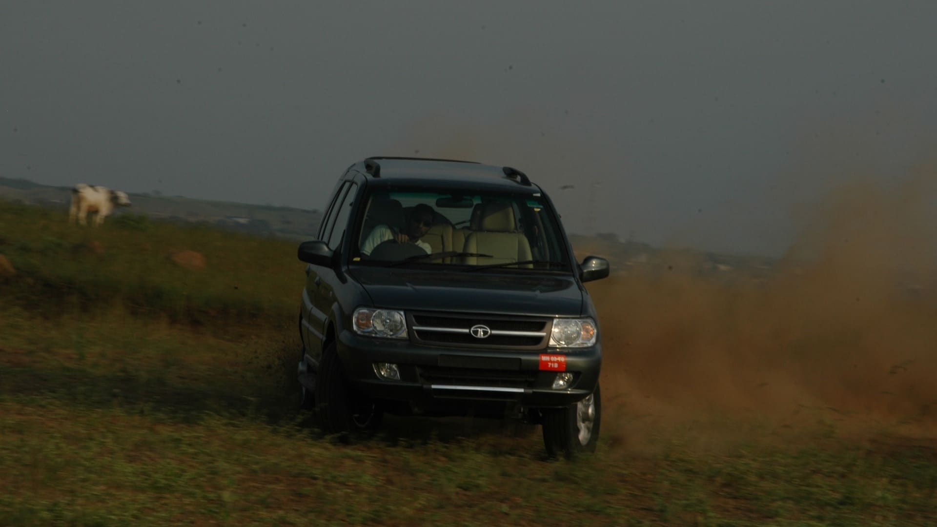 Tata-Safari-2013-2-2-Dicor-LX-2WD-Compare