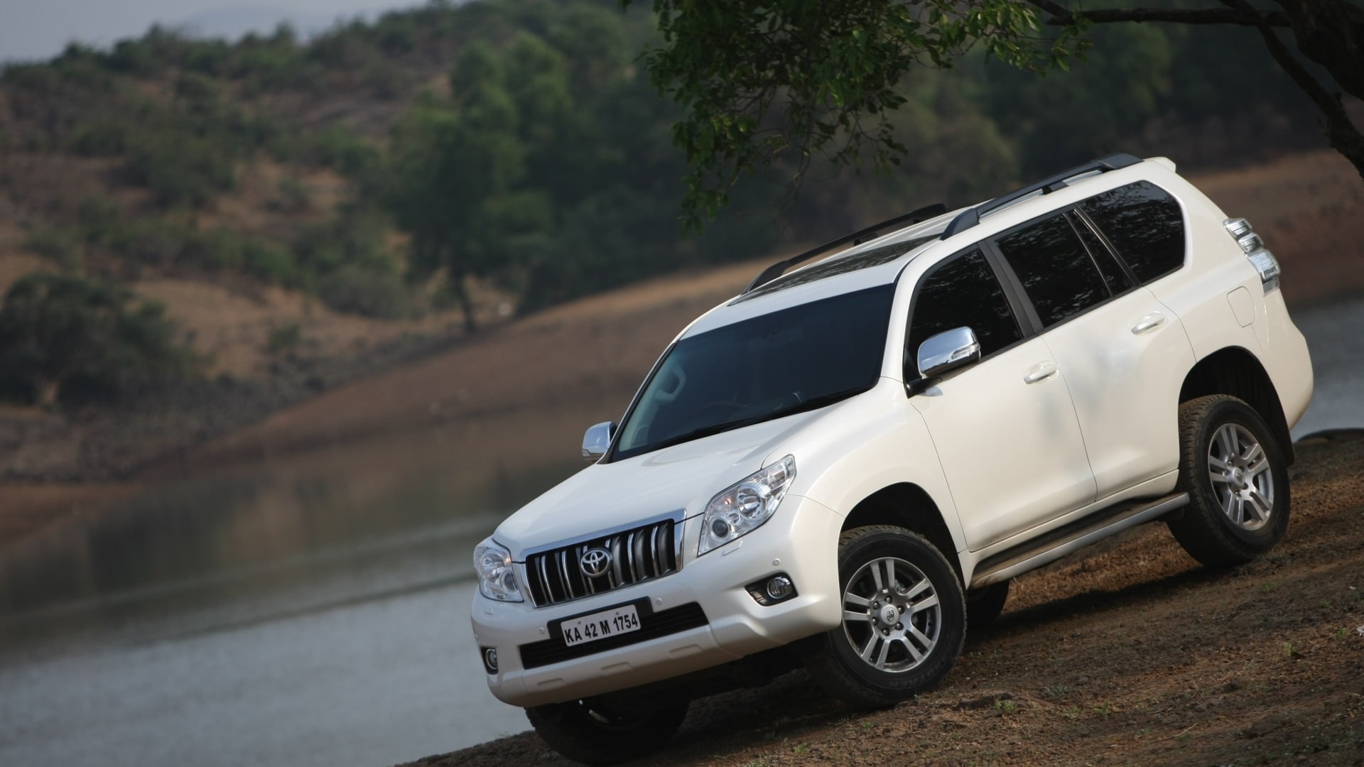 Toyota-Land-Cruiser-Prado-2013-STD-Compare