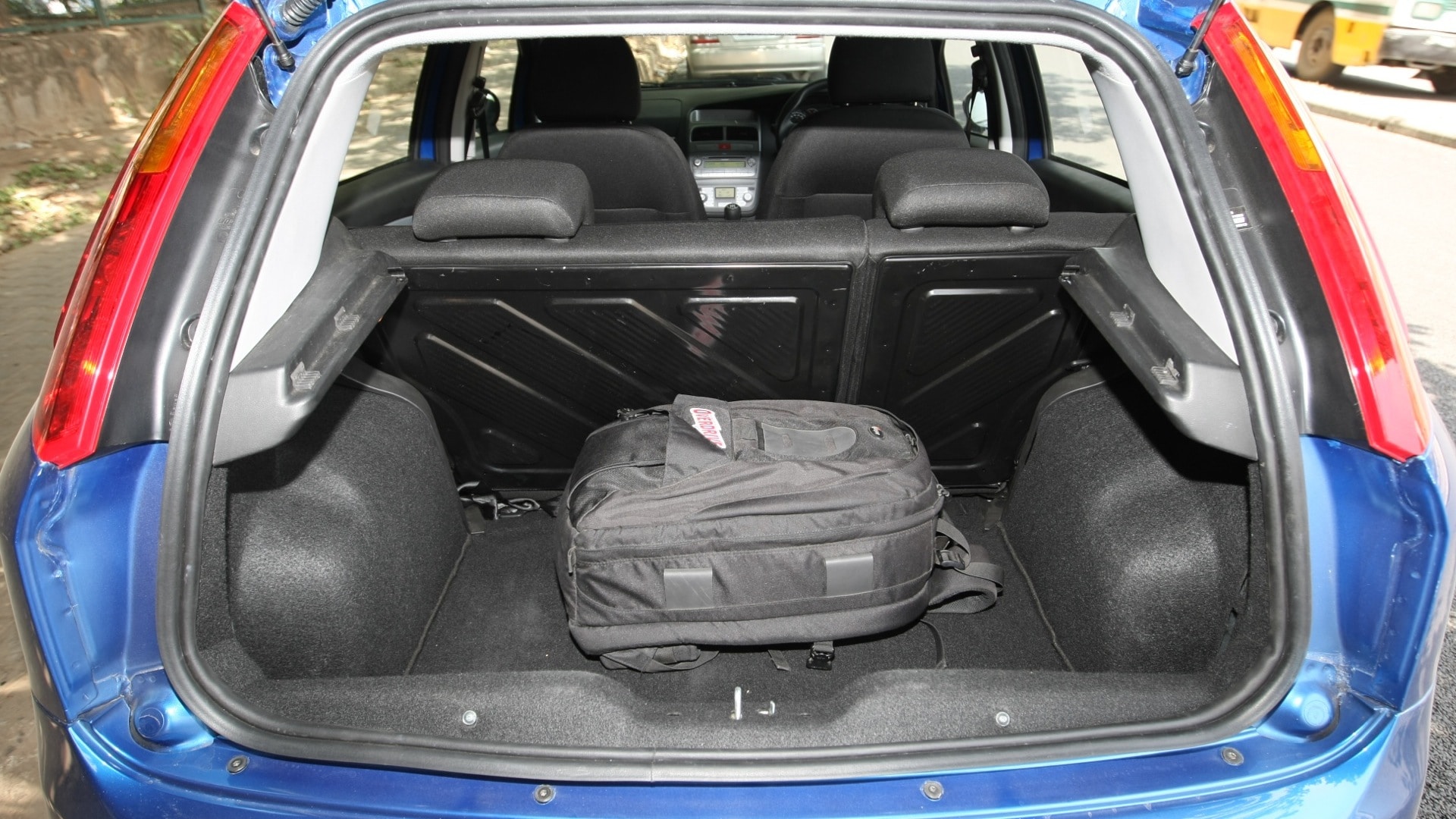 Fiat-Grande-Punto-2012-Fire-Emotion-Interior