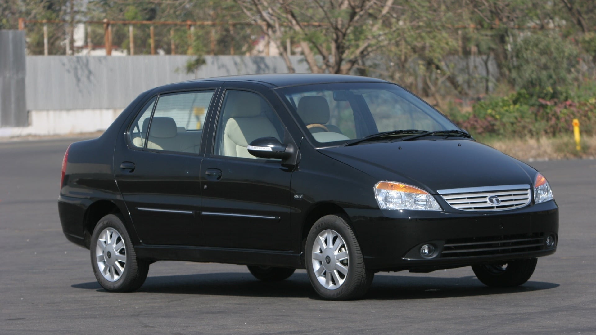 Tata Indigo-xl-2013-CR4 Exterior