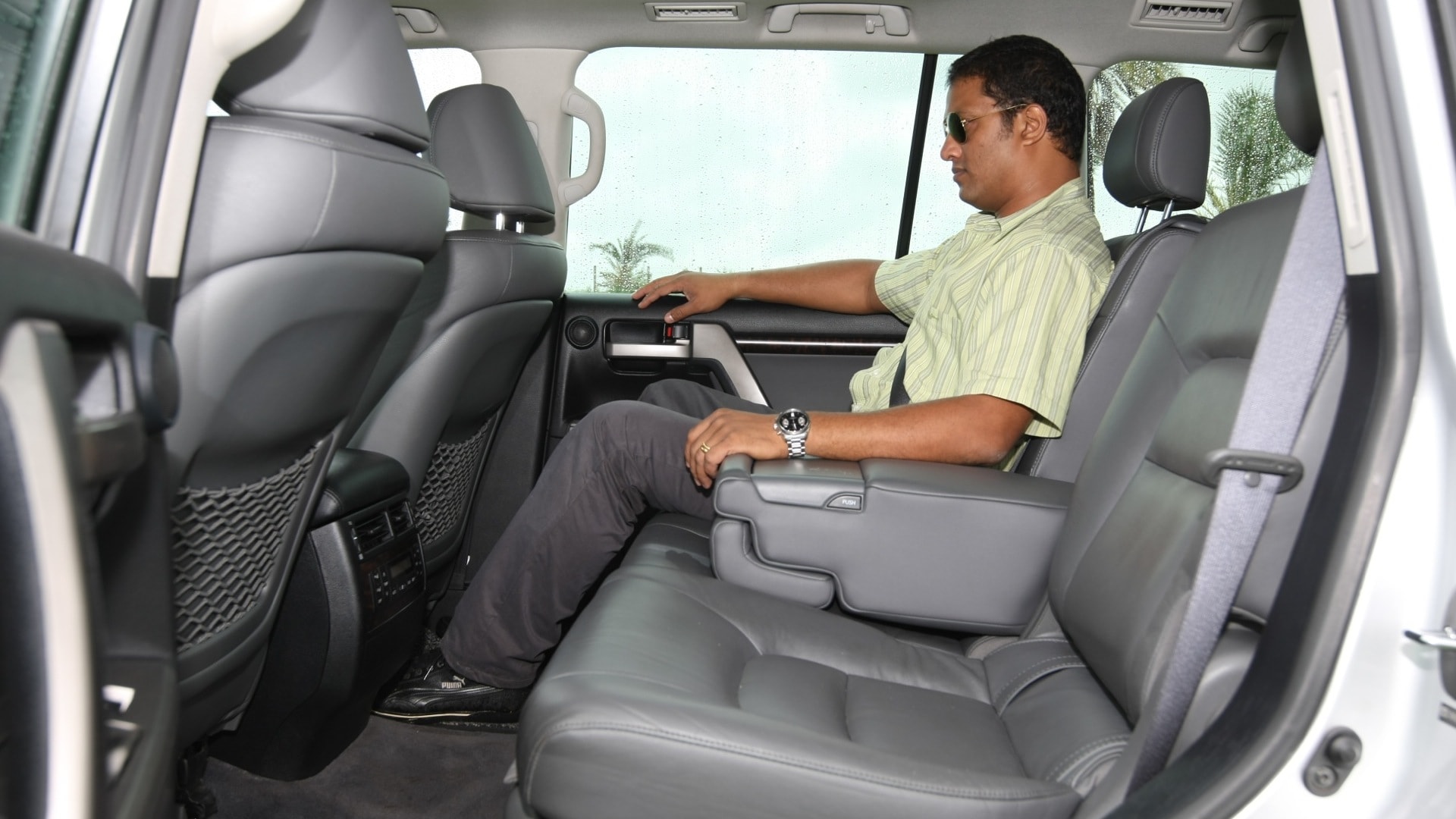 Toyata Land Cruiser-2013-200-VX-STD Exterior