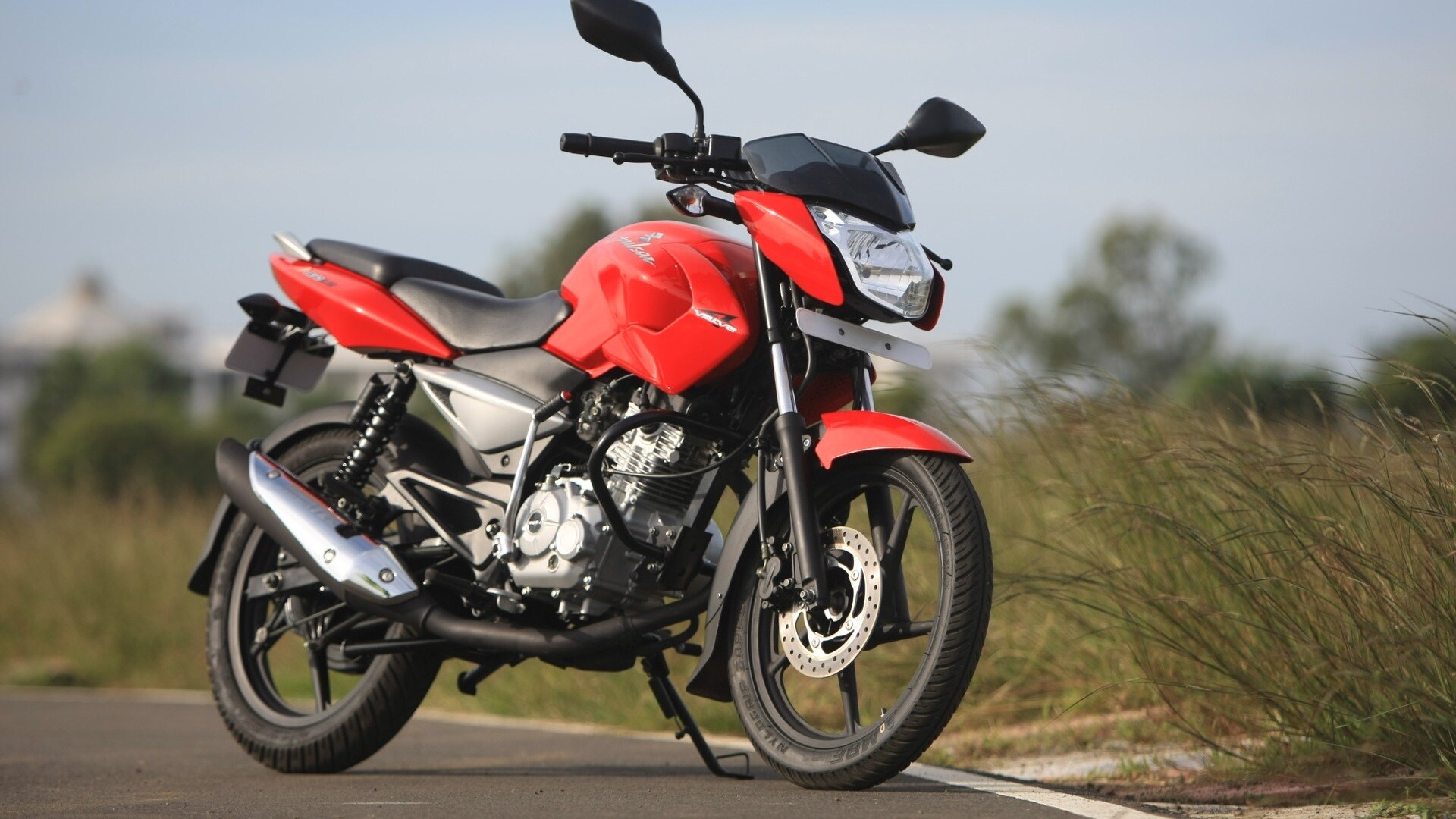 Bajaj Pulsar 135 LS 2013 STD Compare