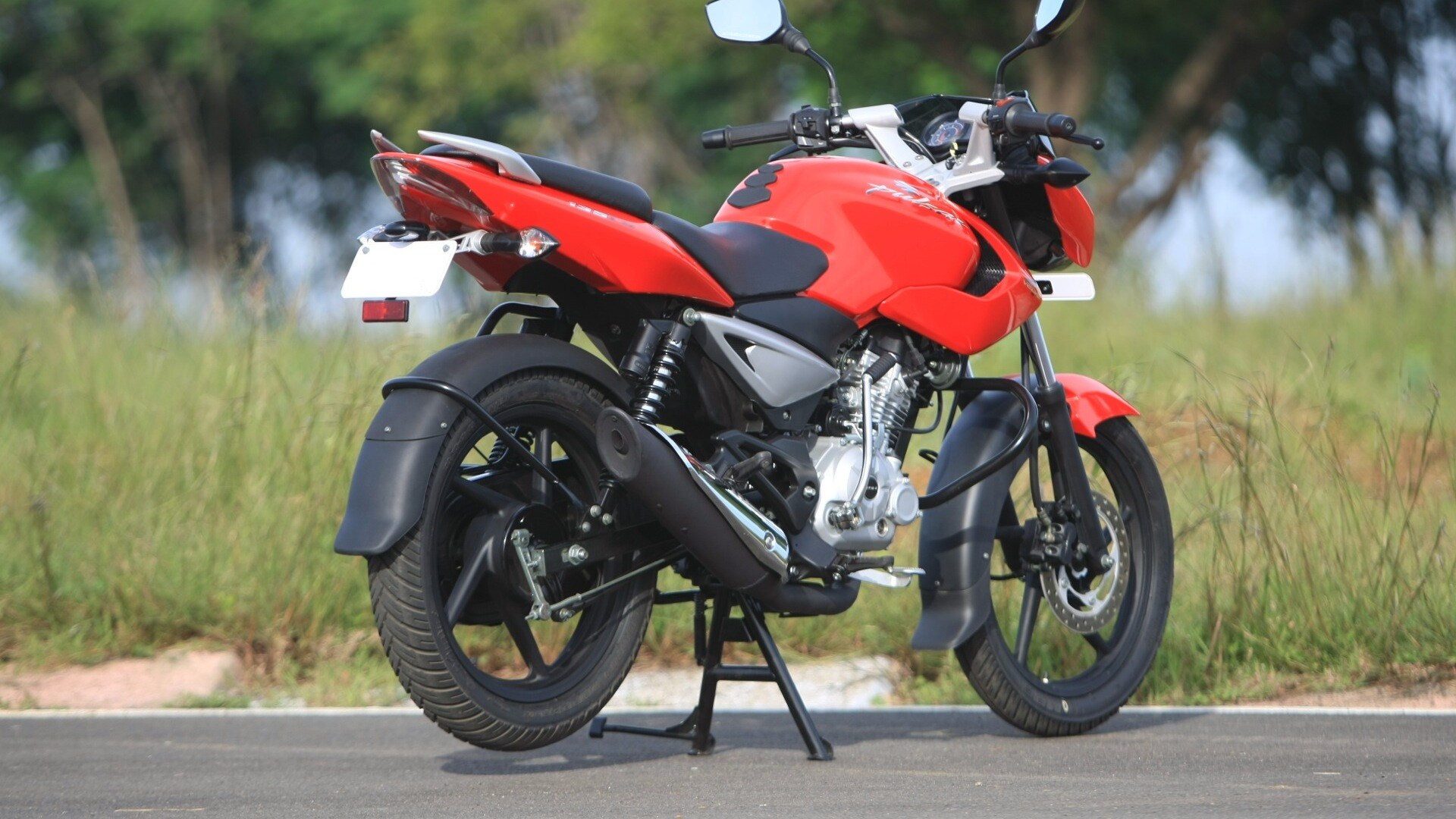 Bajaj Pulsar 135 LS 2013 STD Compare