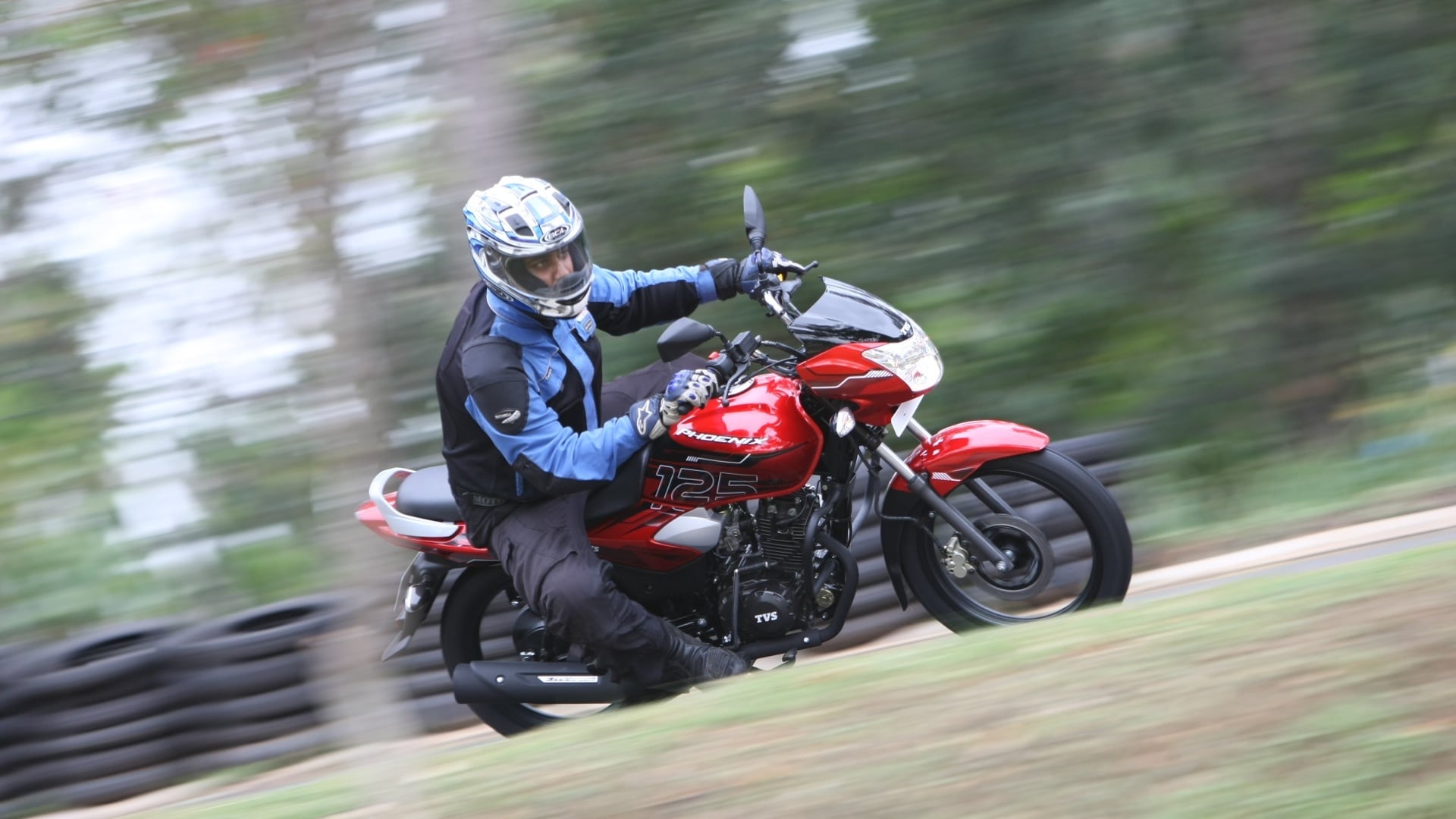 TVS Phoenix 2013 Exterior