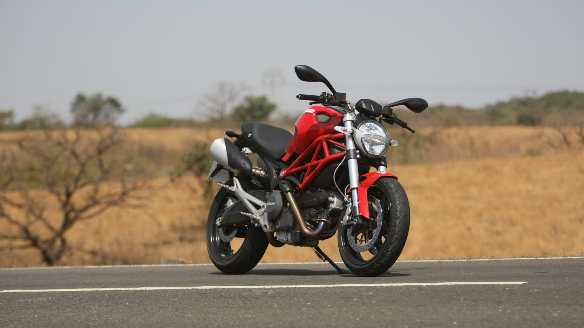 Ducati Monster 795 2013 STD Compare