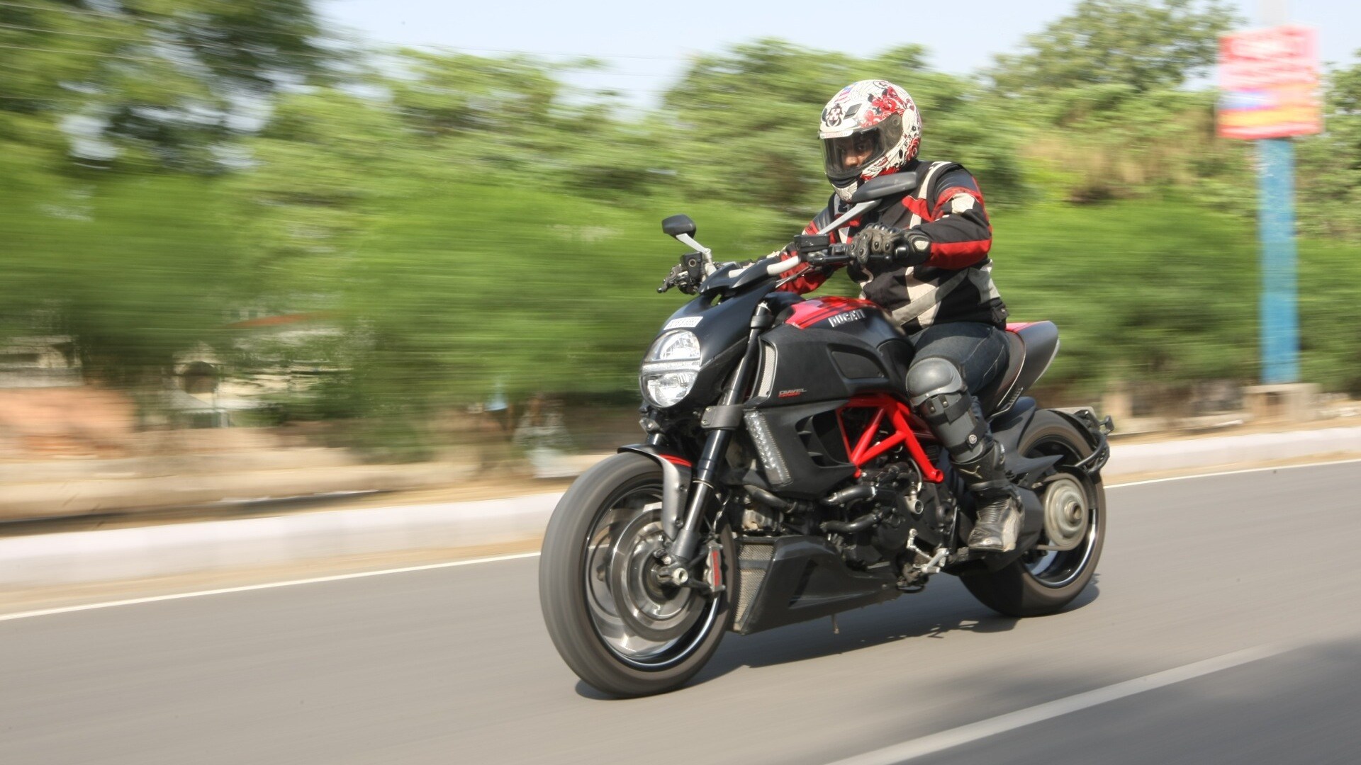 Ducati Diavel 2013 Carbon Exterior