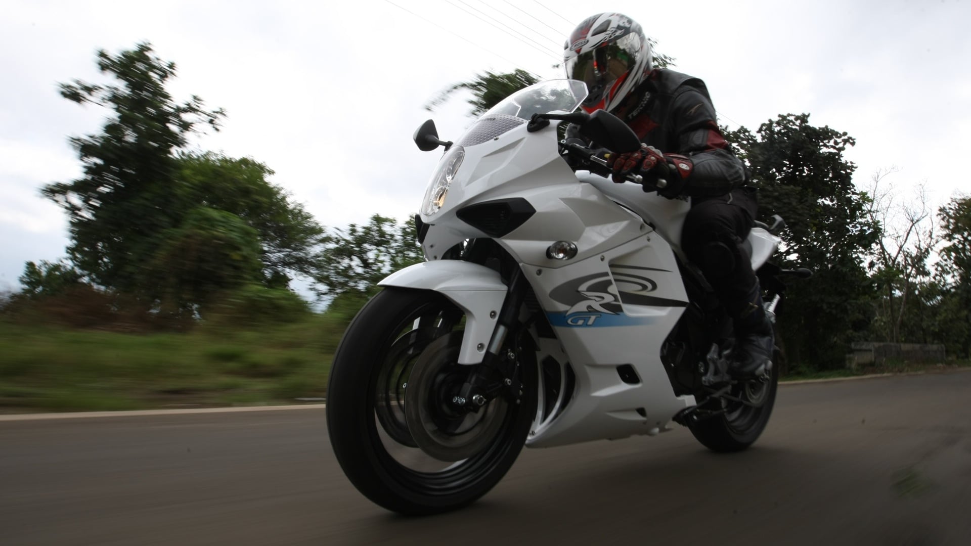 Hyosung GT650R 2013 STD Exterior