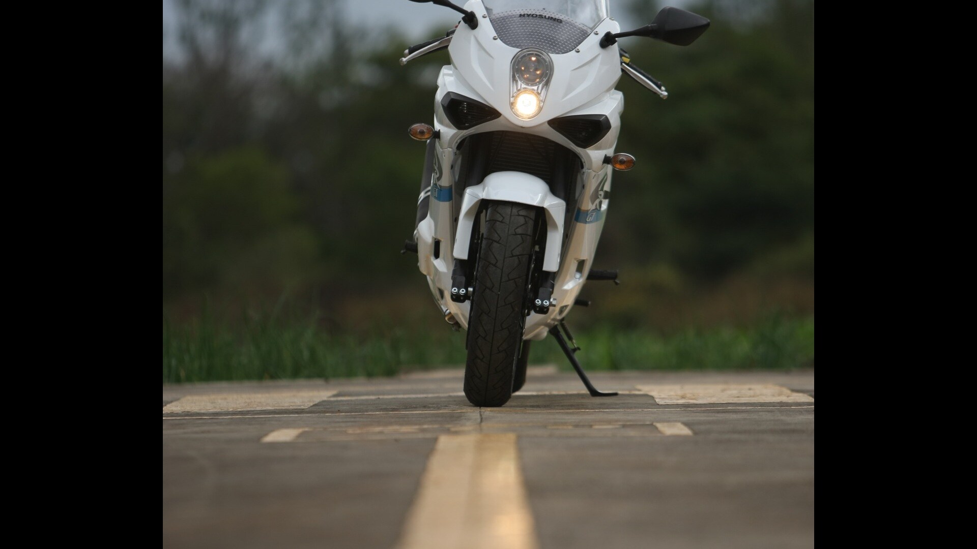 Hyosung GT650R 2013 STD Compare