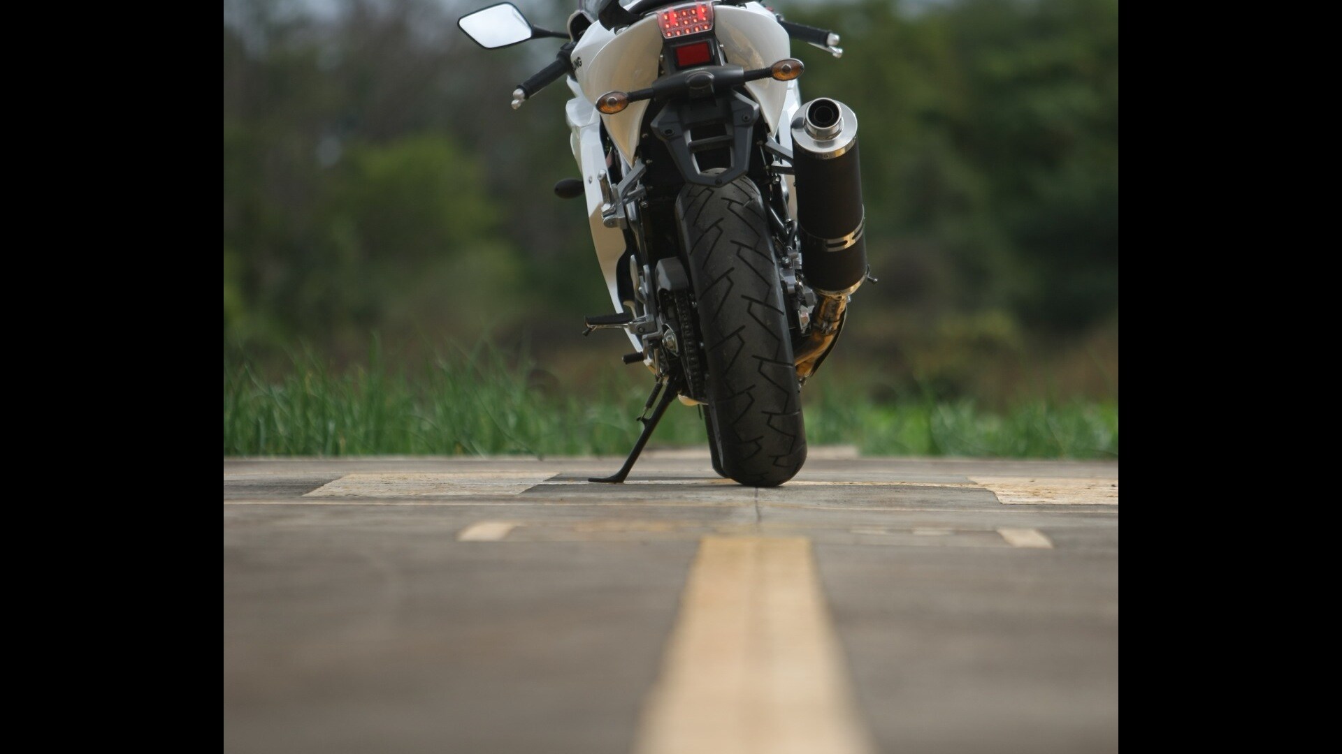 Hyosung GT650R 2013 STD Compare