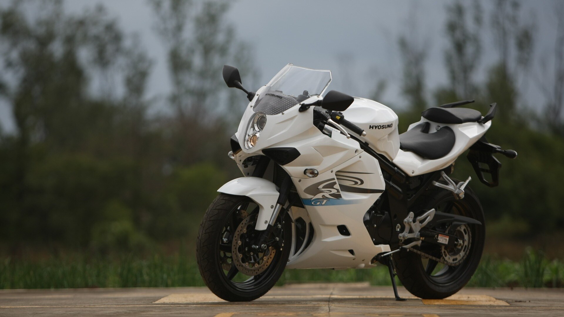 Hyosung GT650R 2013 STD Compare