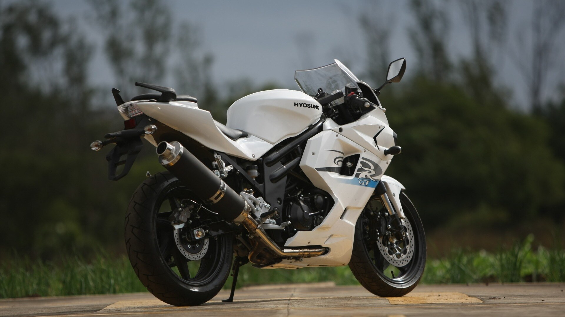 Hyosung GT650R 2013 STD Compare