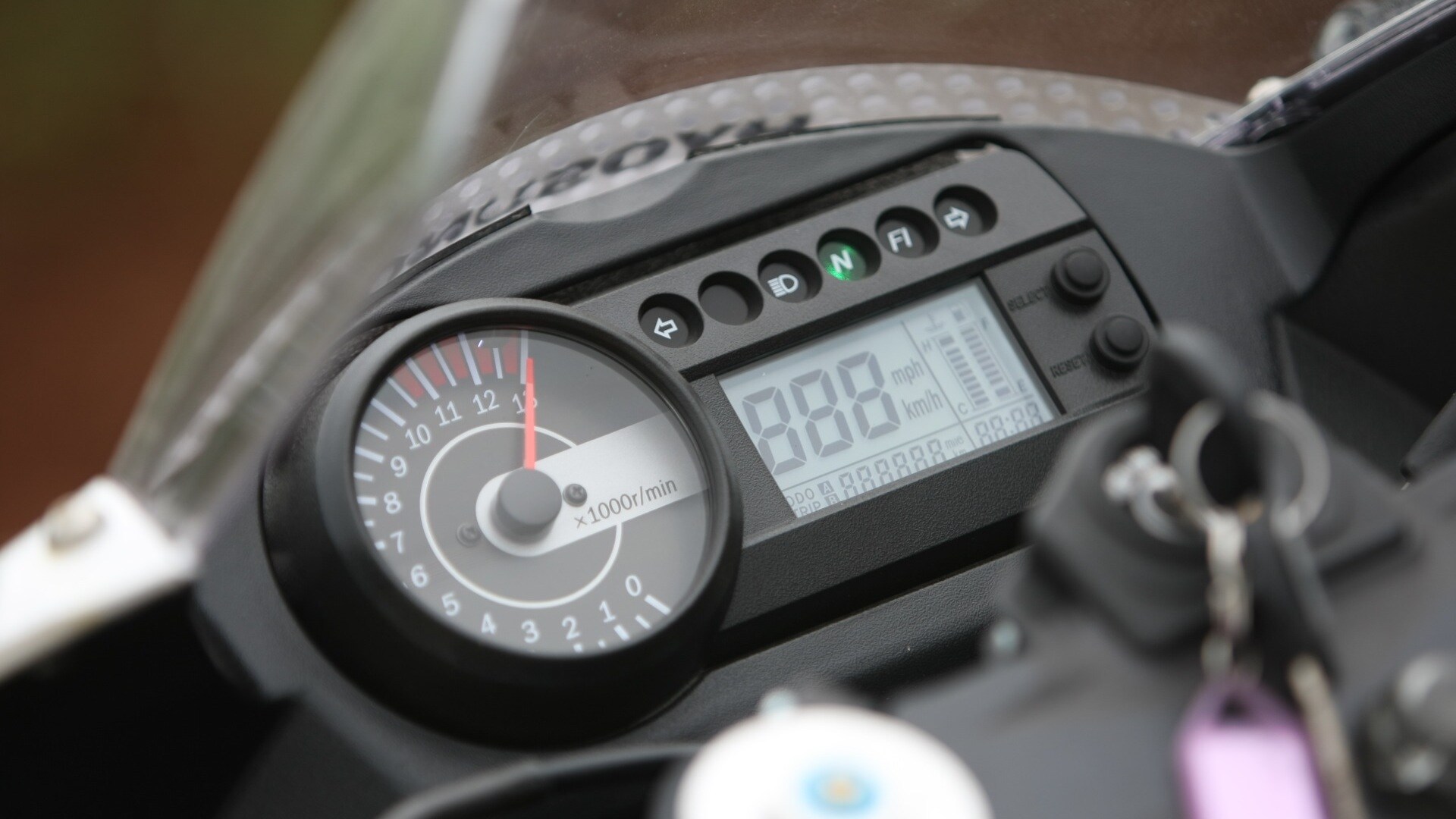 Hyosung GT650R 2013 STD Compare