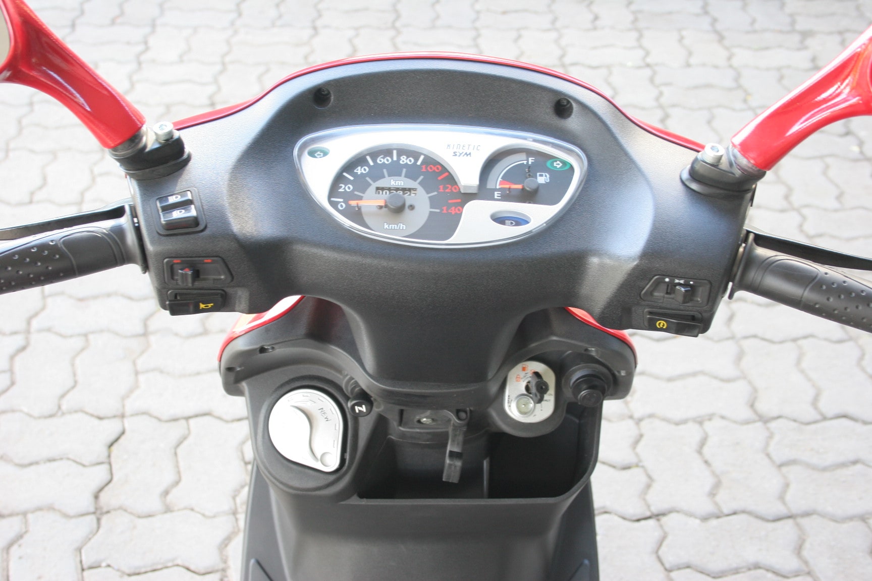 Mahindra Flyte 2013 STD Exterior